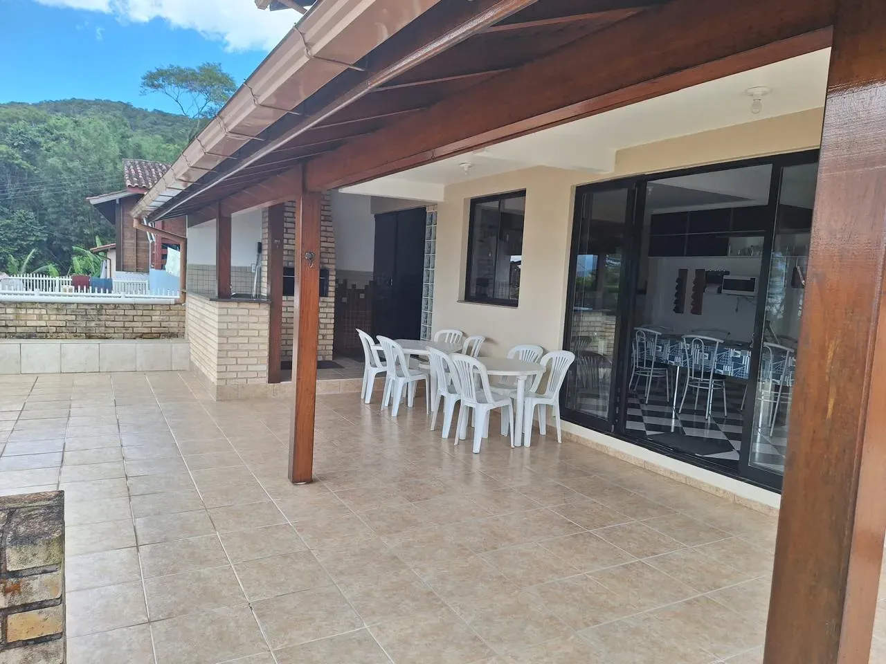 Casa mobiliada com 4 dormitórios sendo 2 suítes e 3 vagas de garagem em Florianópolis