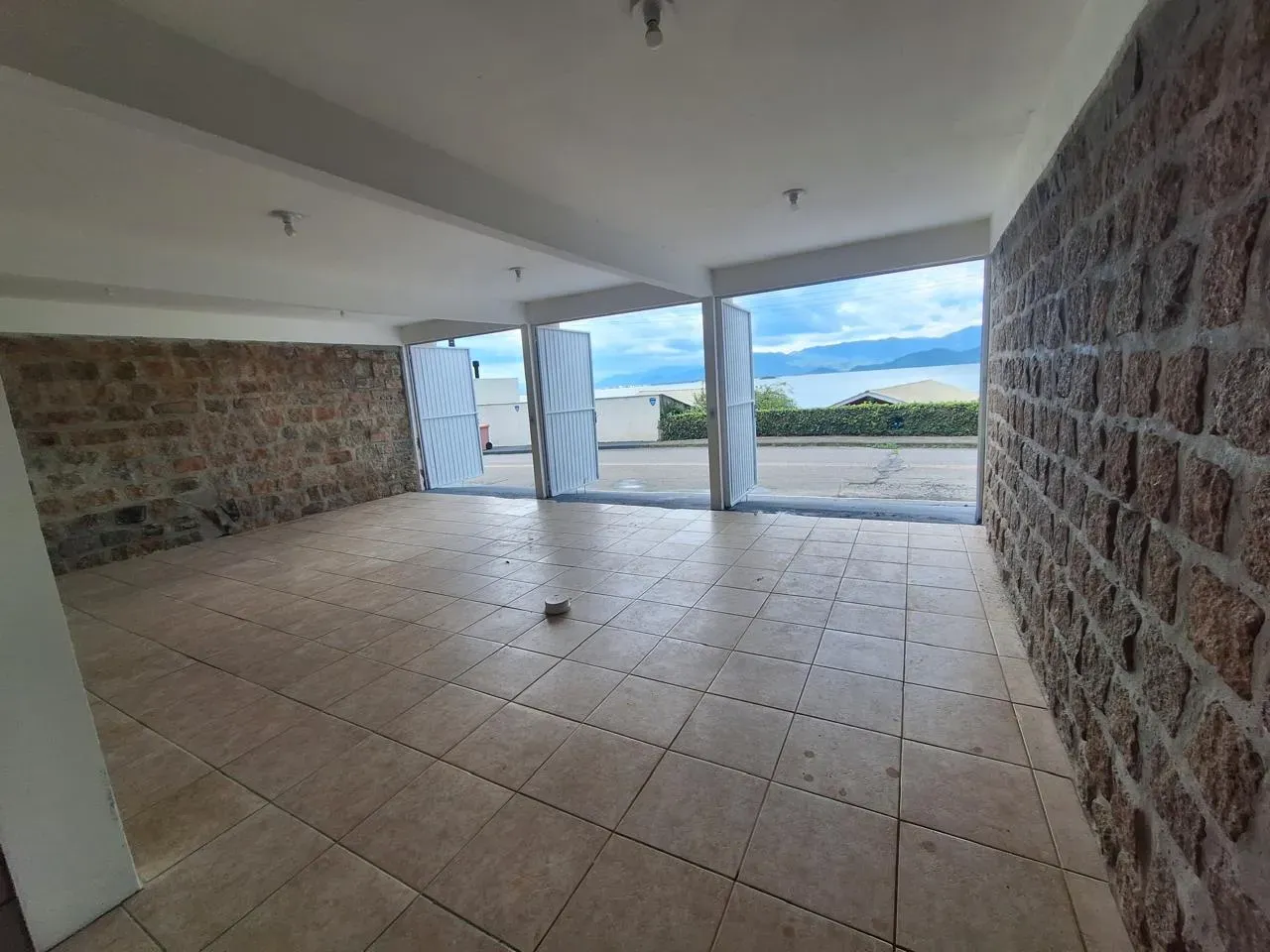 Casa mobiliada com 4 dormitórios sendo 2 suítes e 3 vagas de garagem em Florianópolis