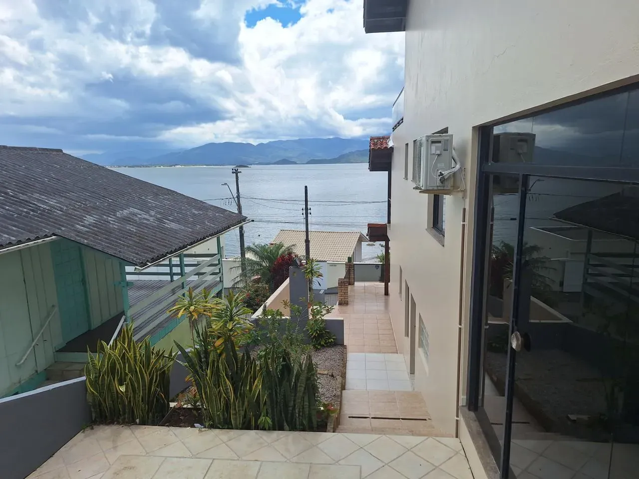 Casa mobiliada com 4 dormitórios sendo 2 suítes e 3 vagas de garagem em Florianópolis