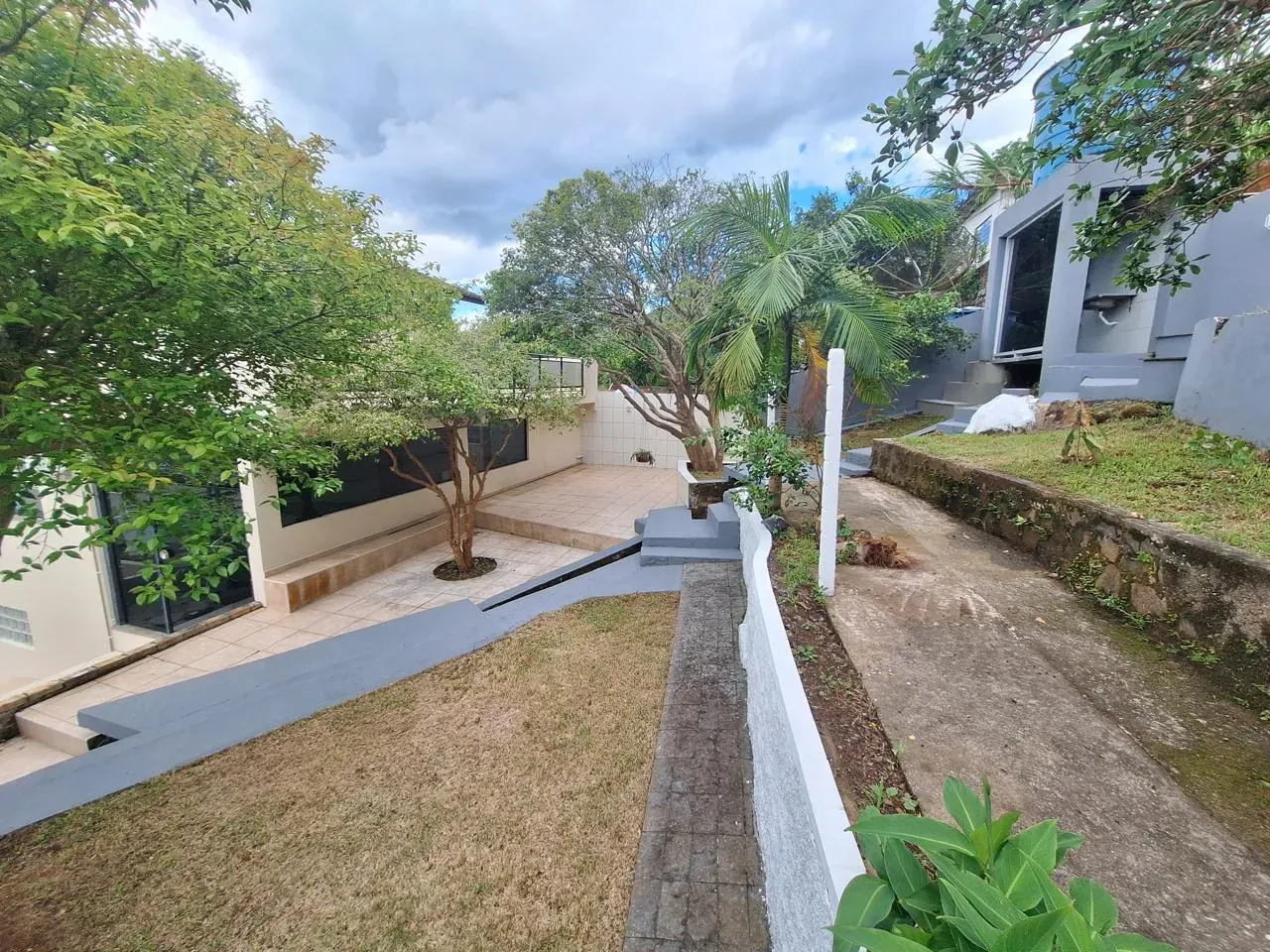 Casa mobiliada com 4 dormitórios sendo 2 suítes e 3 vagas de garagem em Florianópolis