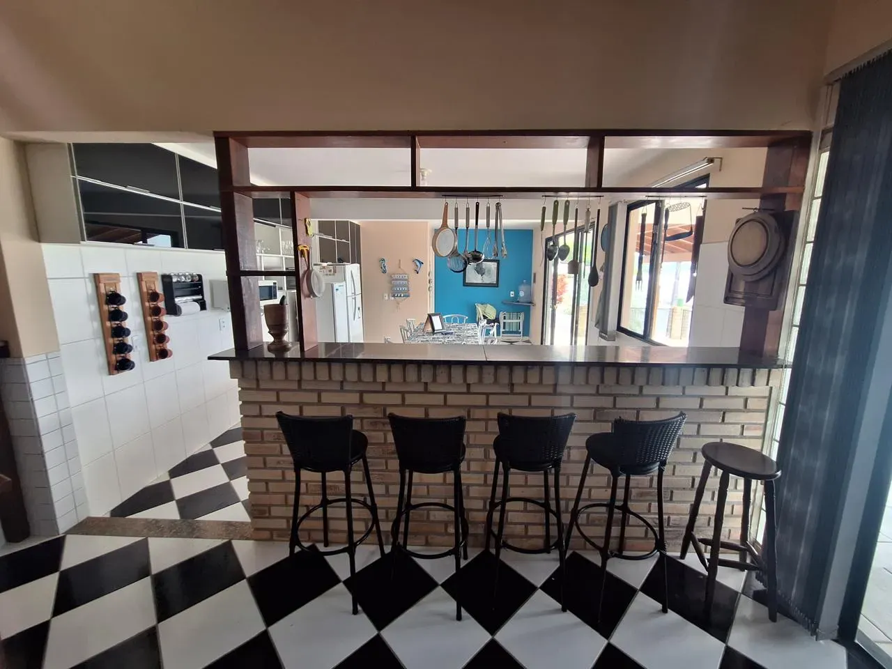 Casa mobiliada com 4 dormitórios sendo 2 suítes e 3 vagas de garagem em Florianópolis