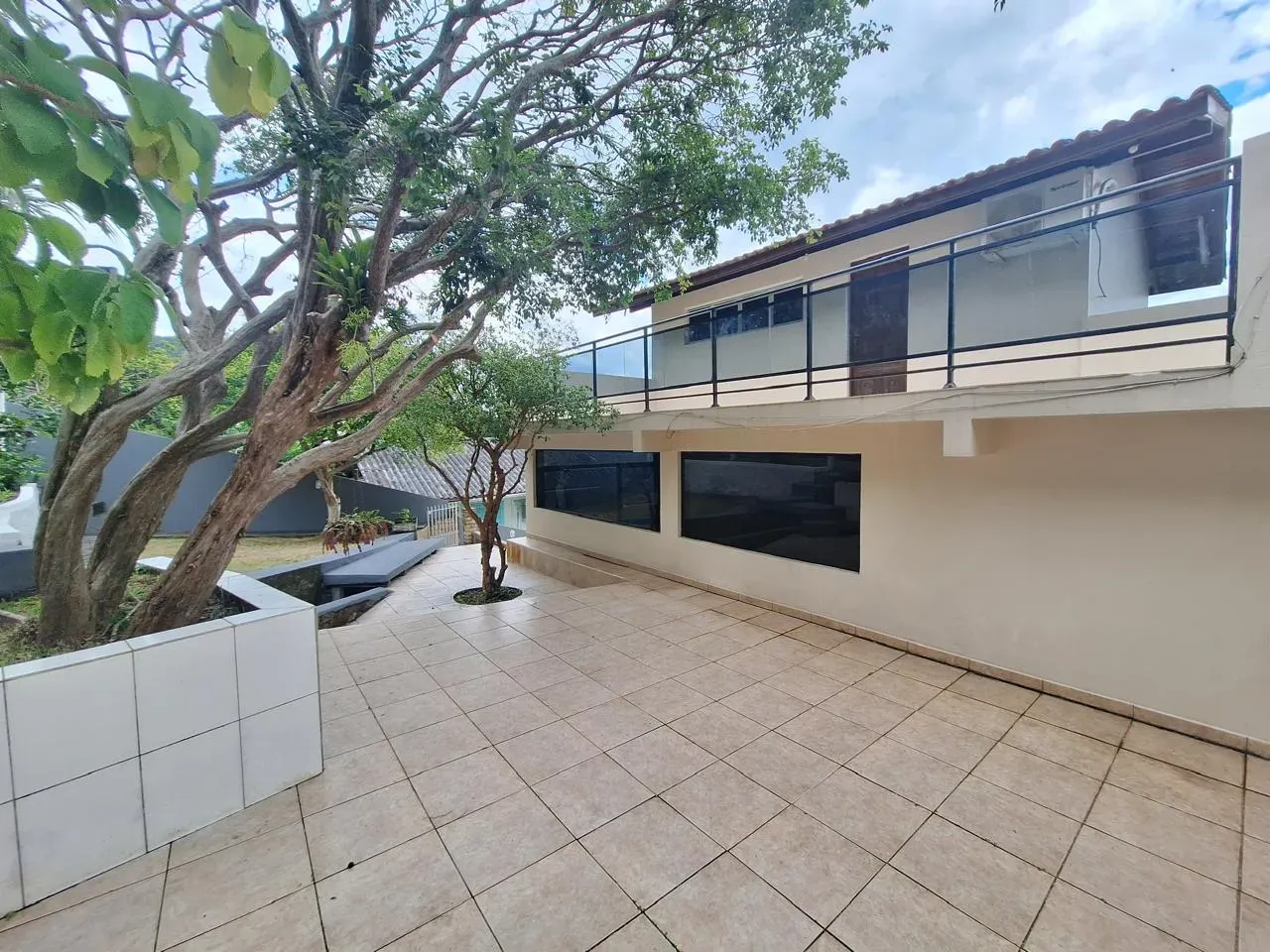 Casa mobiliada com 4 dormitórios sendo 2 suítes e 3 vagas de garagem em Florianópolis