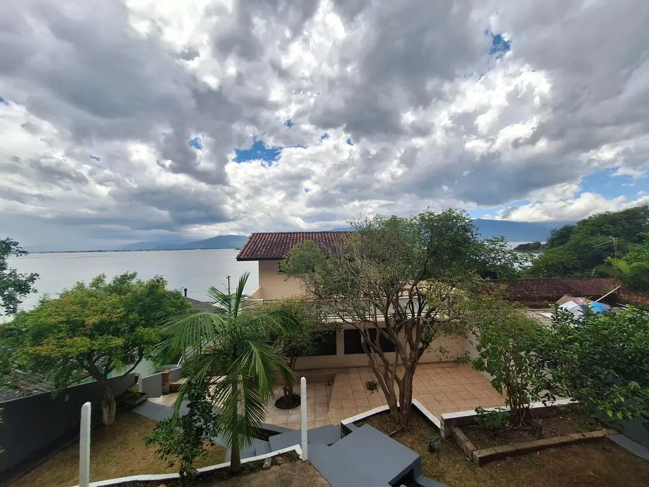 Casa mobiliada com 4 dormitórios sendo 2 suítes e 3 vagas de garagem em Florianópolis