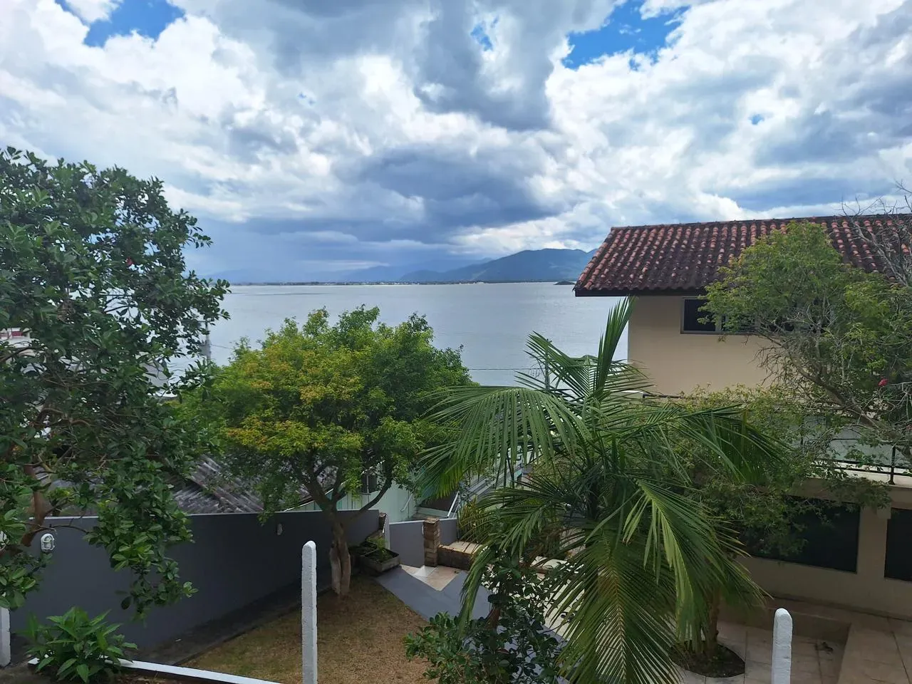 Casa mobiliada com 4 dormitórios sendo 2 suítes e 3 vagas de garagem em Florianópolis