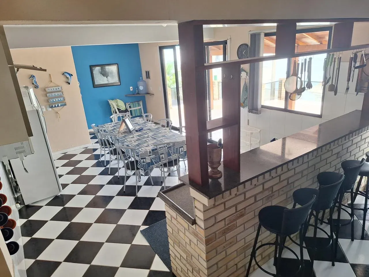 Casa mobiliada com 4 dormitórios sendo 2 suítes e 3 vagas de garagem em Florianópolis