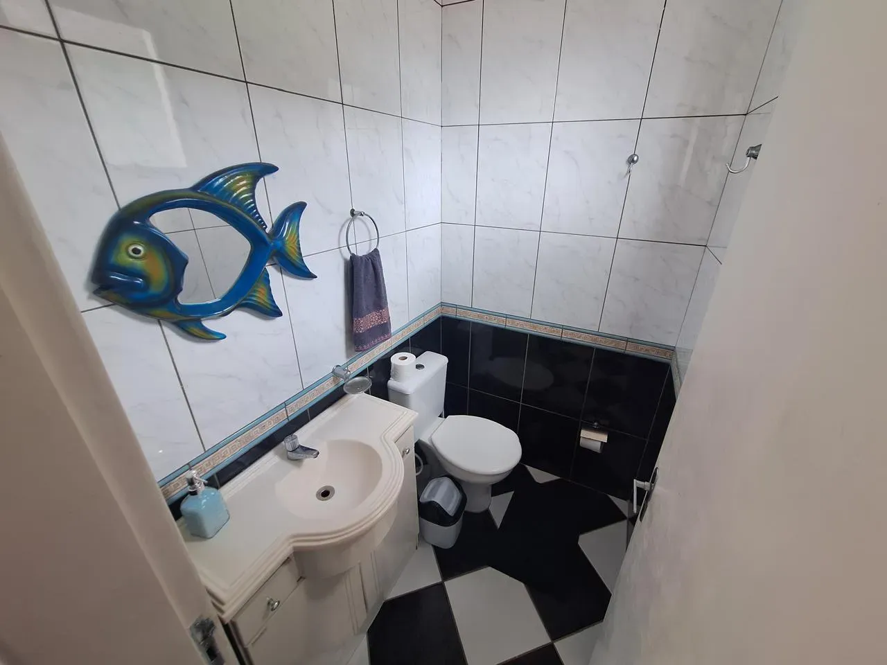 Casa mobiliada com 4 dormitórios sendo 2 suítes e 3 vagas de garagem em Florianópolis