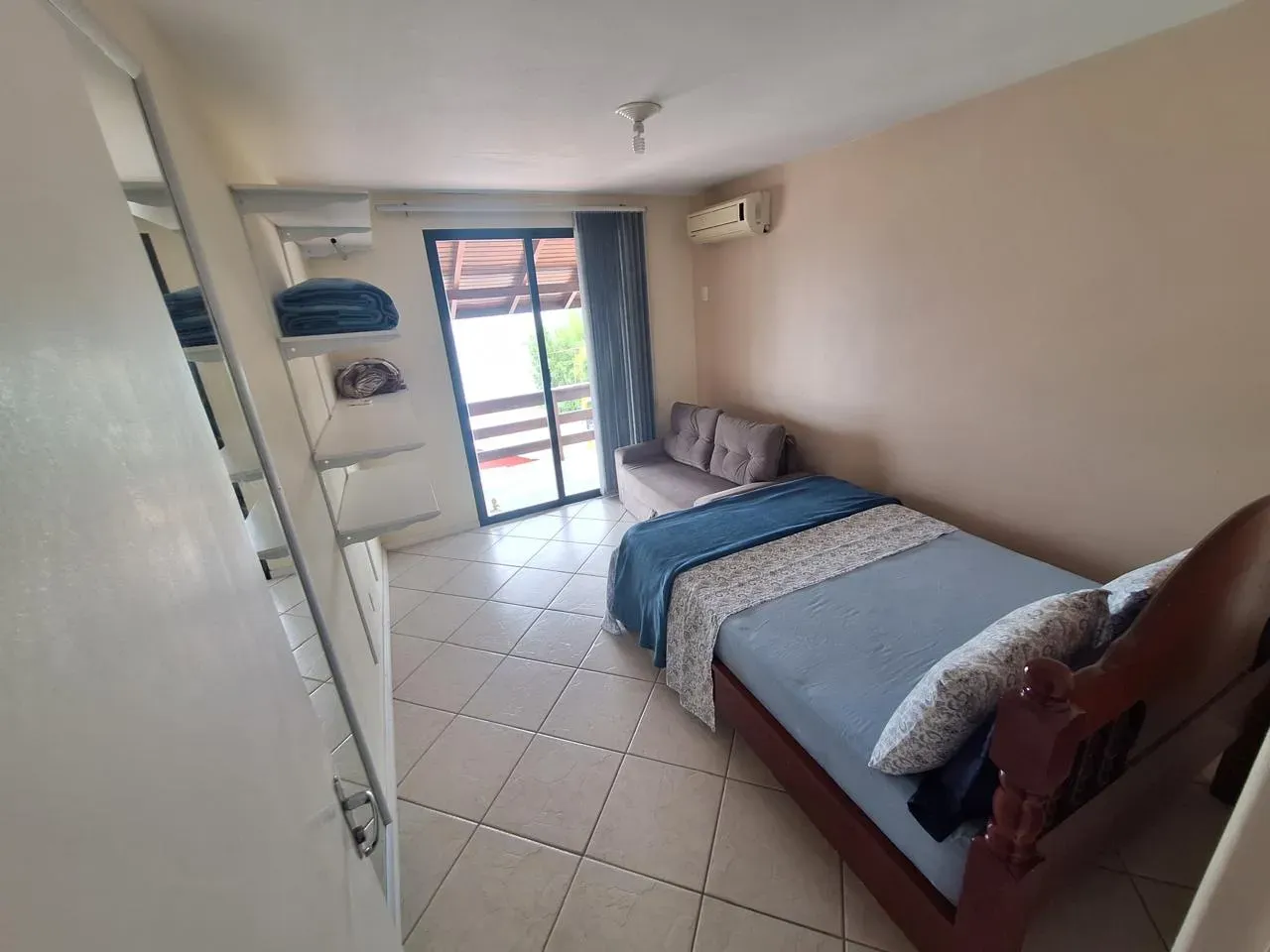 Casa mobiliada com 4 dormitórios sendo 2 suítes e 3 vagas de garagem em Florianópolis