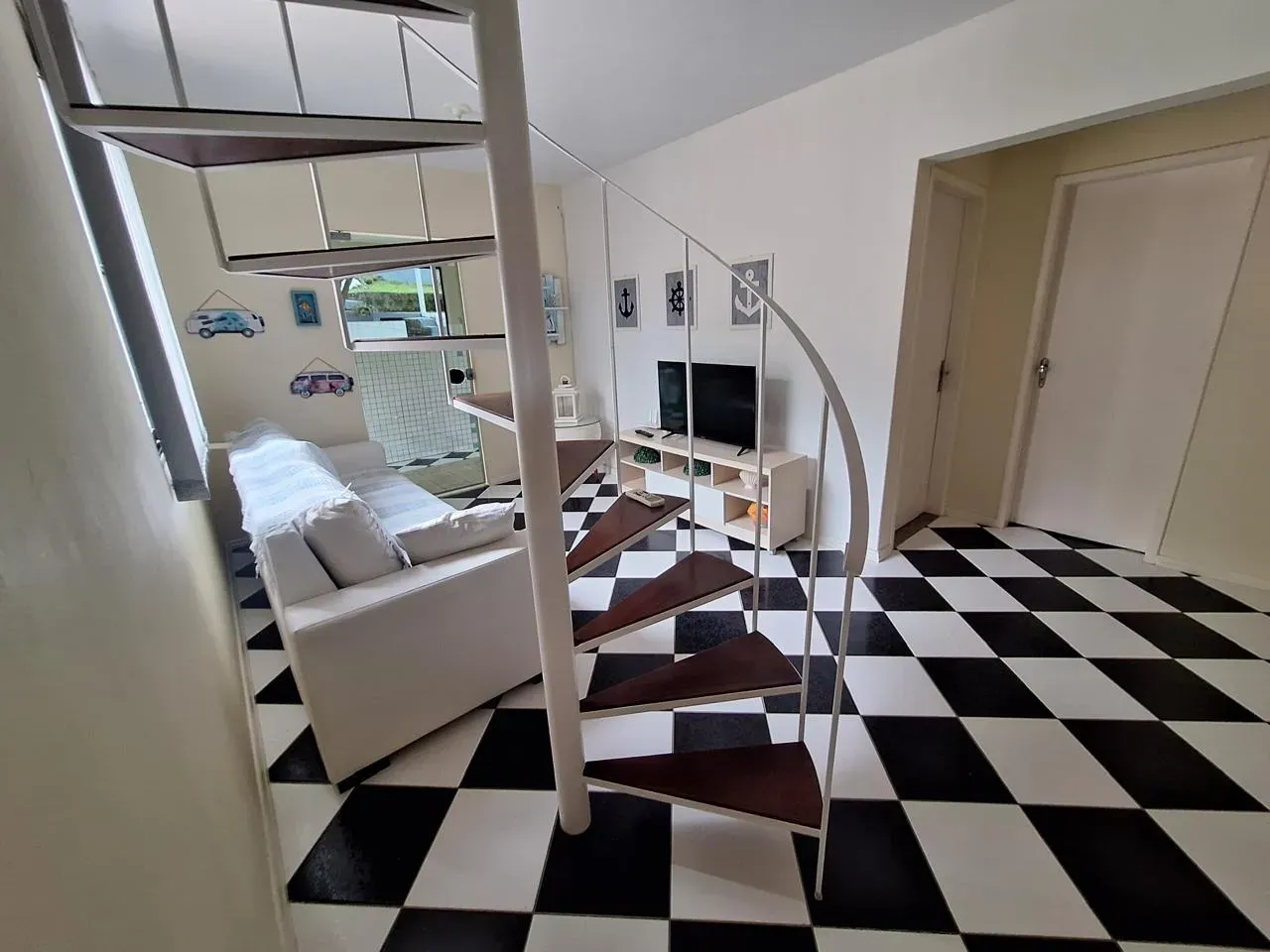 Casa mobiliada com 4 dormitórios sendo 2 suítes e 3 vagas de garagem em Florianópolis