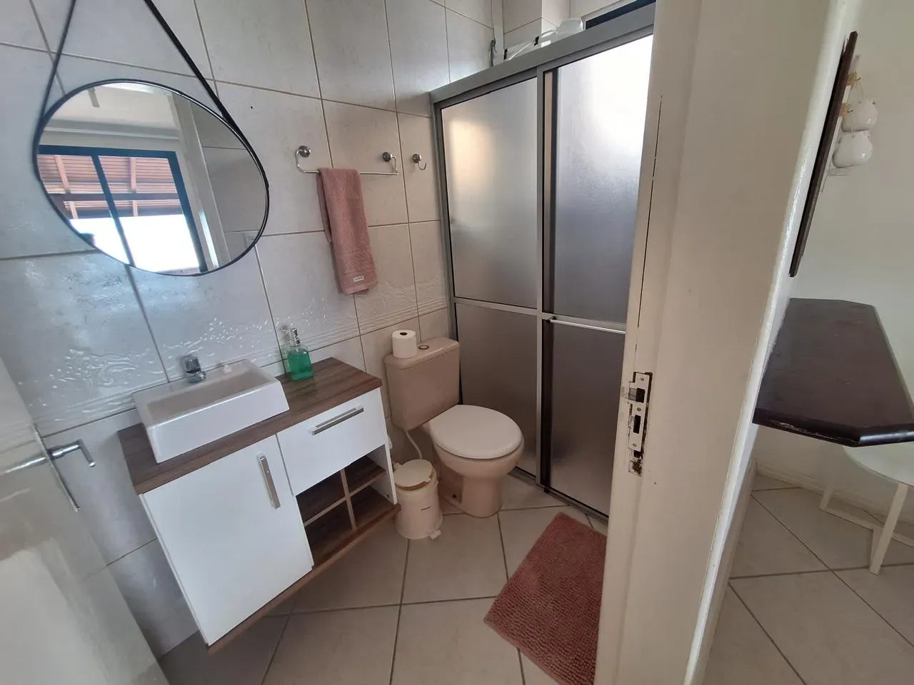 Casa mobiliada com 4 dormitórios sendo 2 suítes e 3 vagas de garagem em Florianópolis