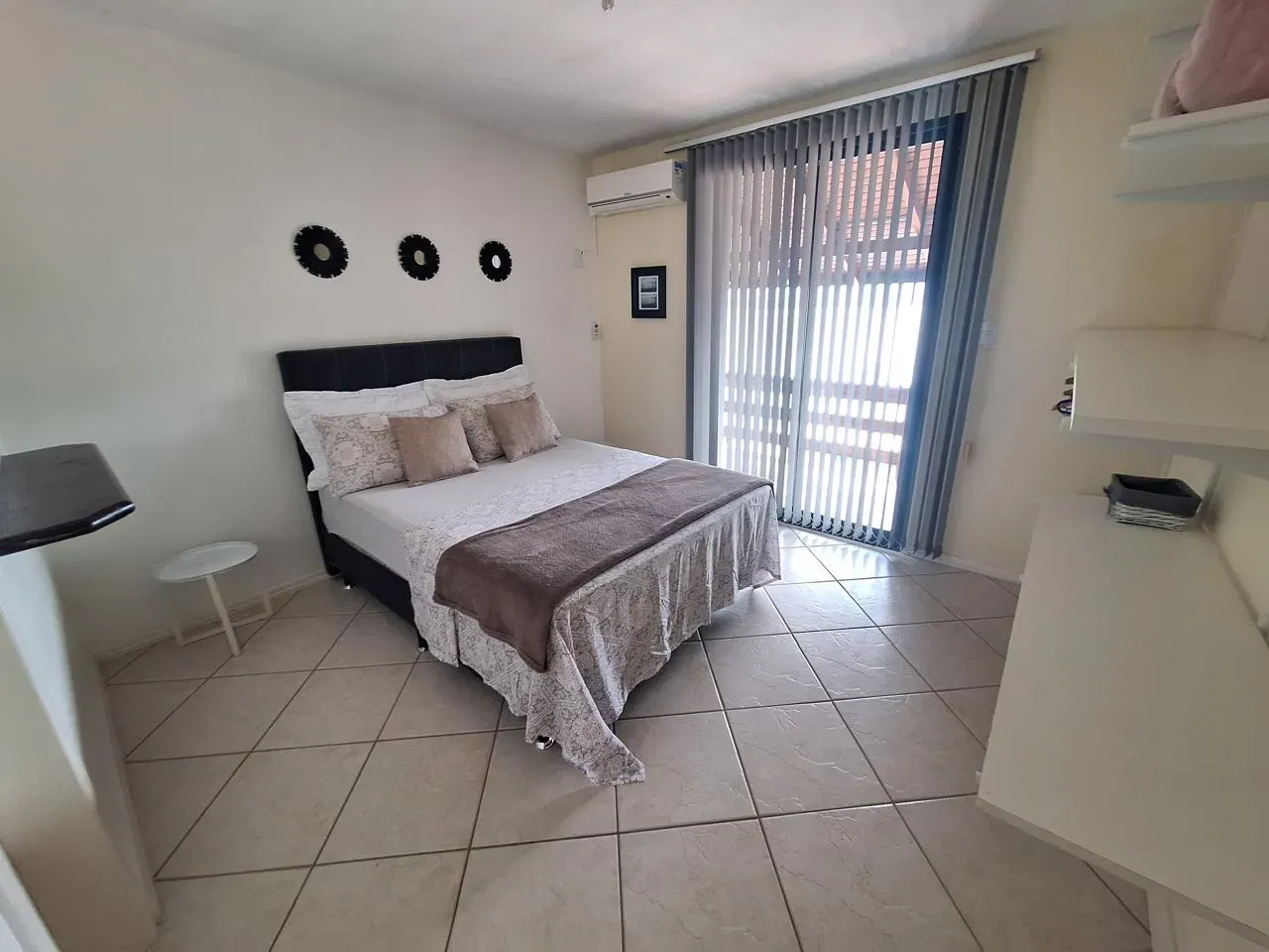 Casa mobiliada com 4 dormitórios sendo 2 suítes e 3 vagas de garagem em Florianópolis