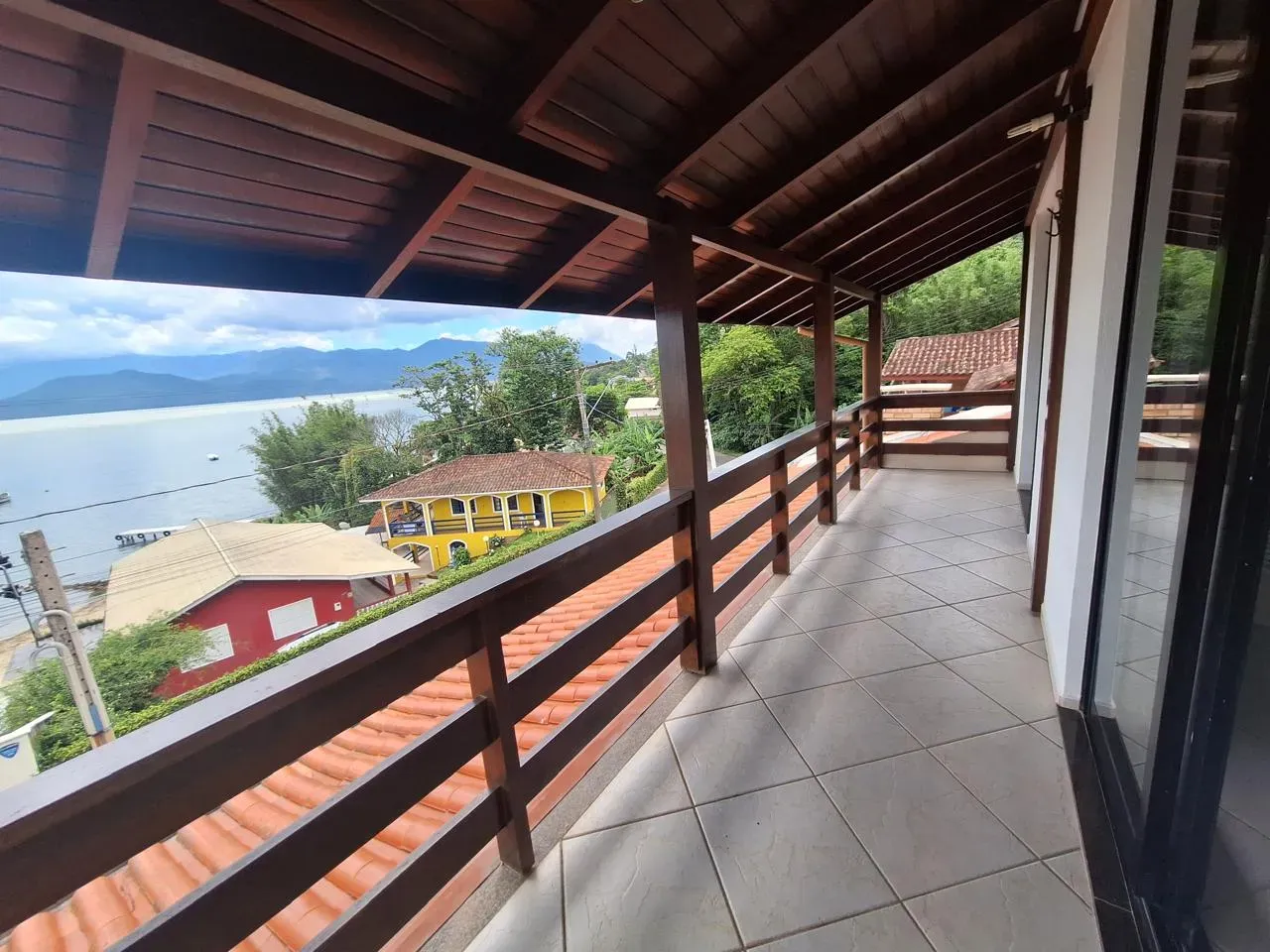 Casa mobiliada com 4 dormitórios sendo 2 suítes e 3 vagas de garagem em Florianópolis