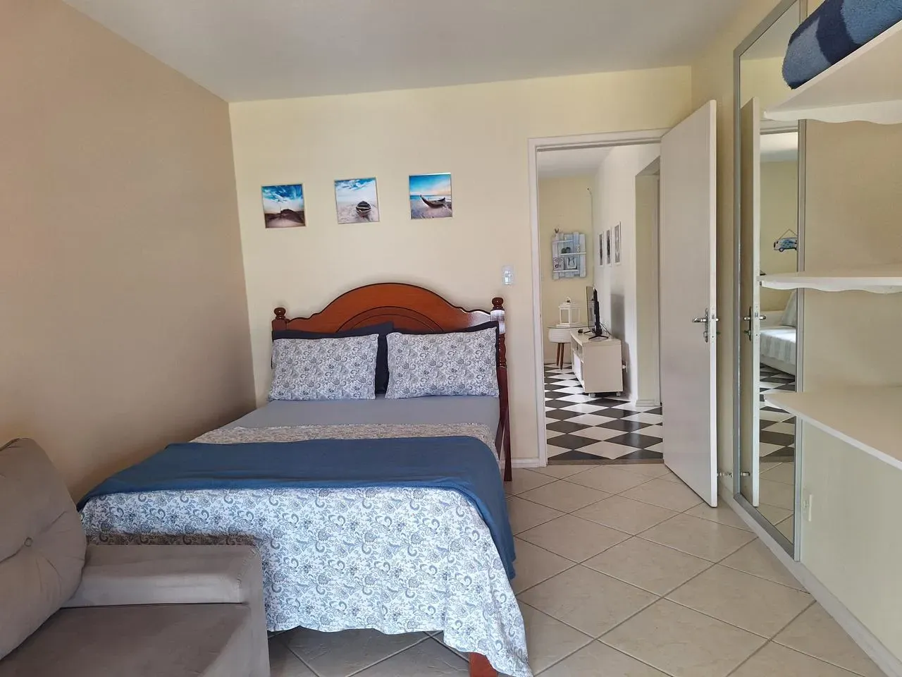 Casa mobiliada com 4 dormitórios sendo 2 suítes e 3 vagas de garagem em Florianópolis