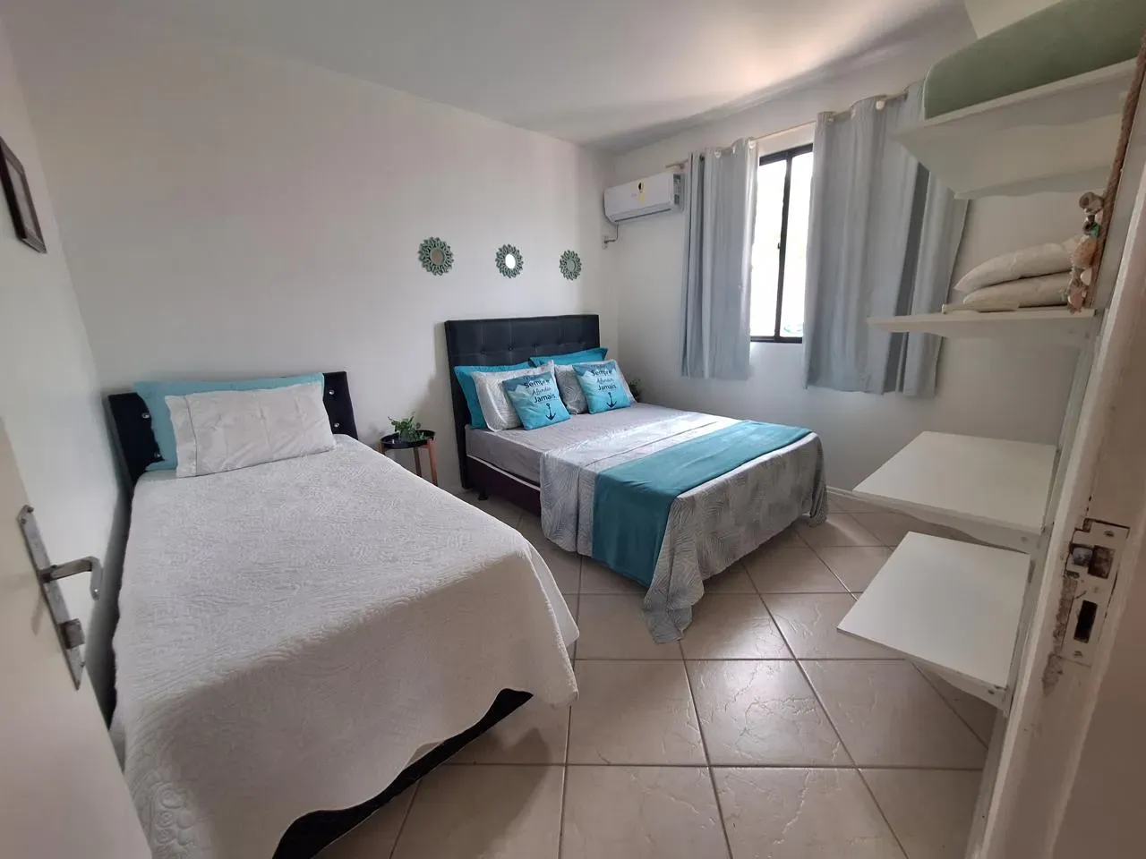 Casa mobiliada com 4 dormitórios sendo 2 suítes e 3 vagas de garagem em Florianópolis