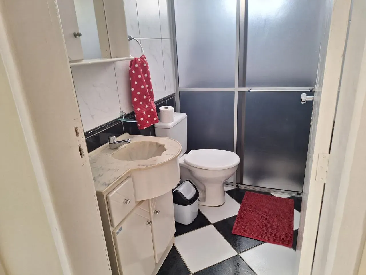 Casa mobiliada com 4 dormitórios sendo 2 suítes e 3 vagas de garagem em Florianópolis