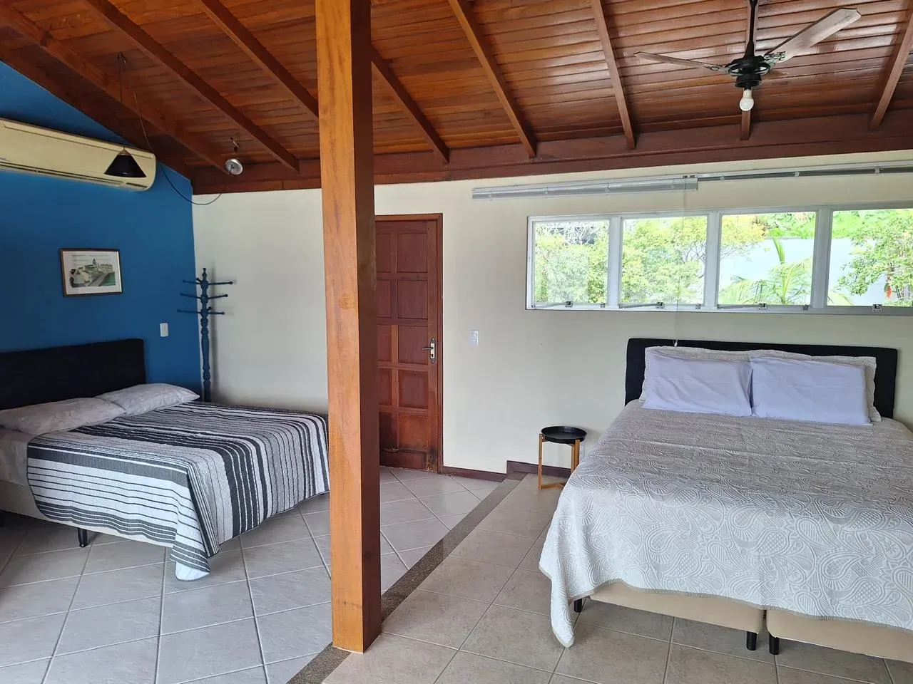 Casa mobiliada com 4 dormitórios sendo 2 suítes e 3 vagas de garagem em Florianópolis