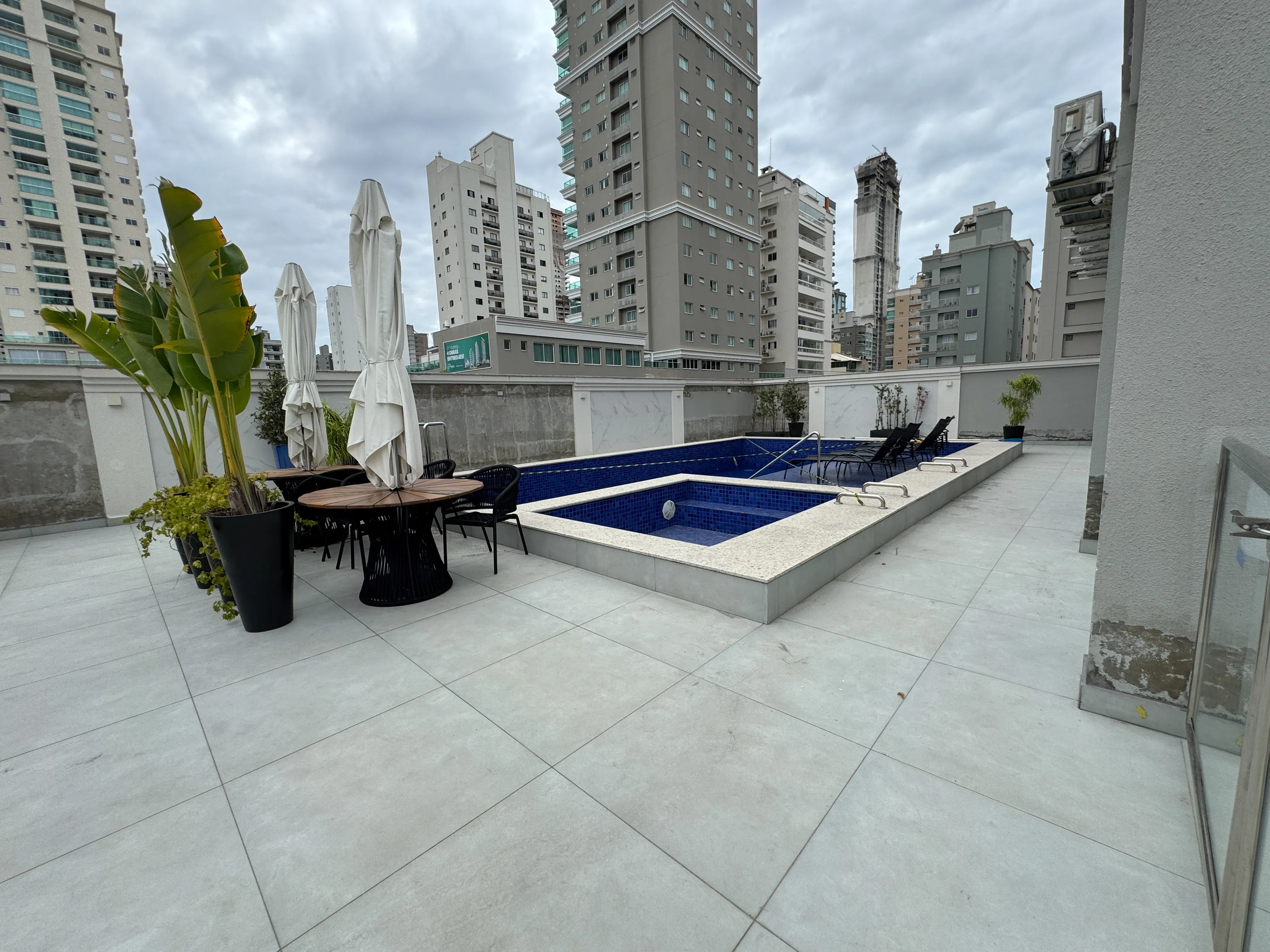 Apartamento com 2 suítes e 2 vagas de garagem na Meia Praia em Itapema