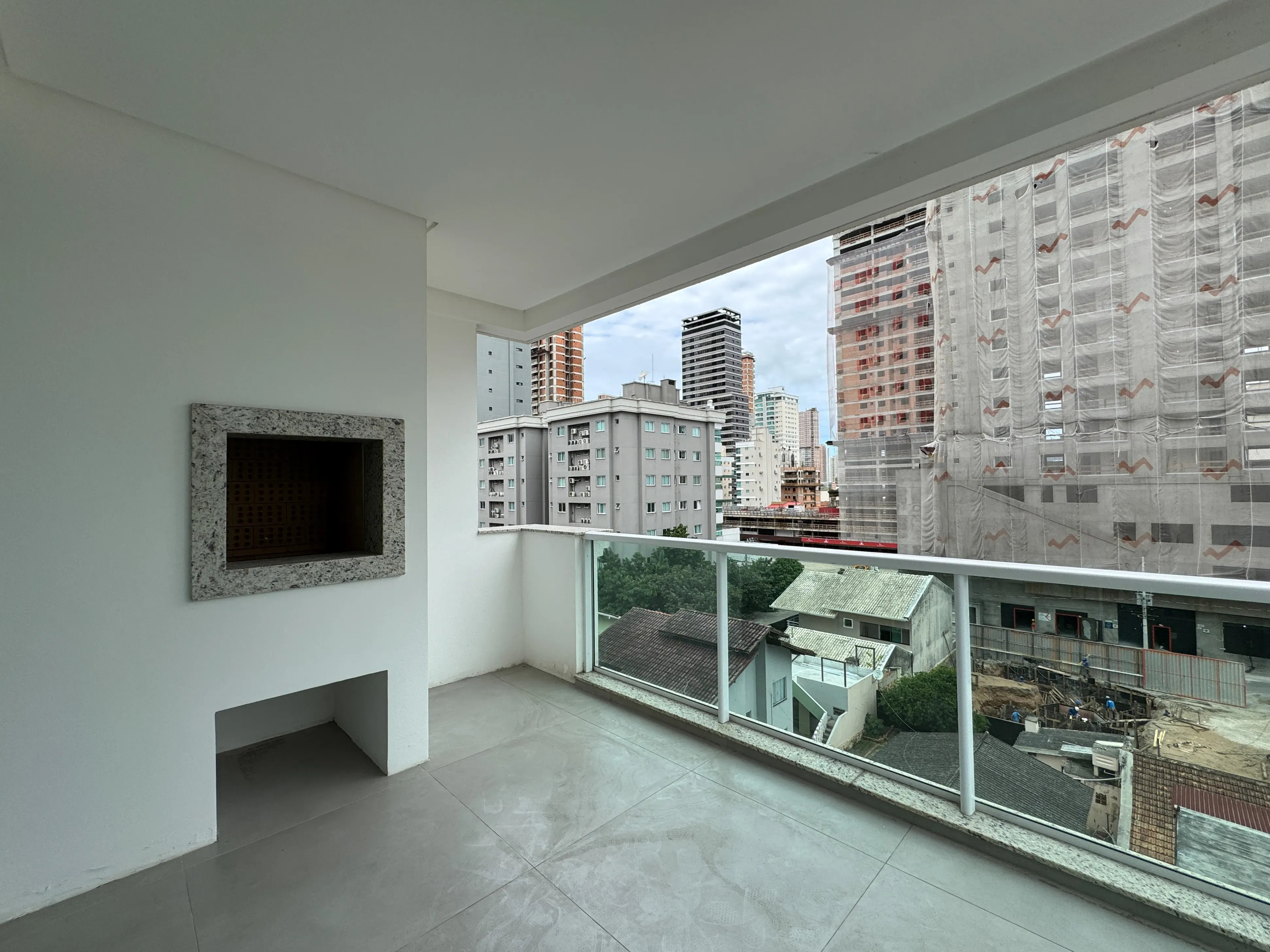 Apartamento com 2 suítes e 2 vagas de garagem na Meia Praia em Itapema