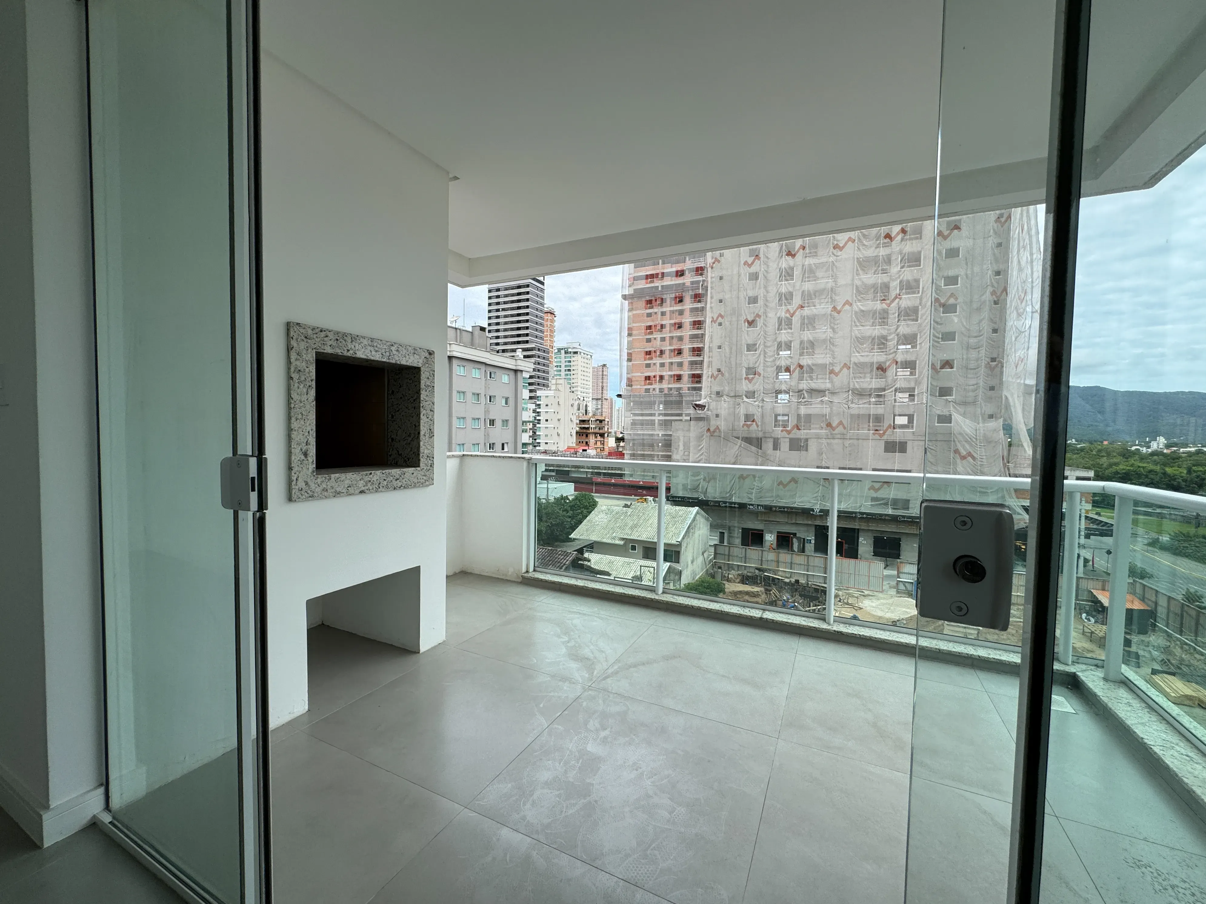 Apartamento com 2 suítes e 2 vagas de garagem na Meia Praia em Itapema