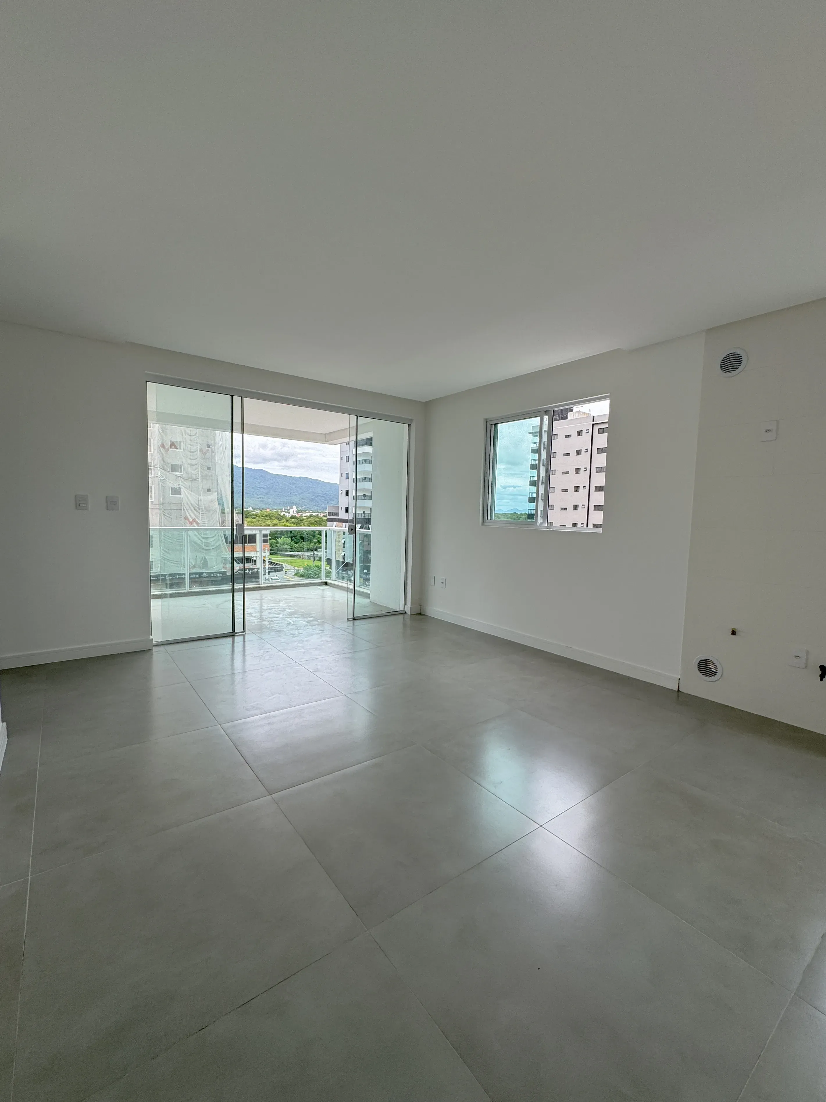 Apartamento com 2 suítes e 2 vagas de garagem na Meia Praia em Itapema