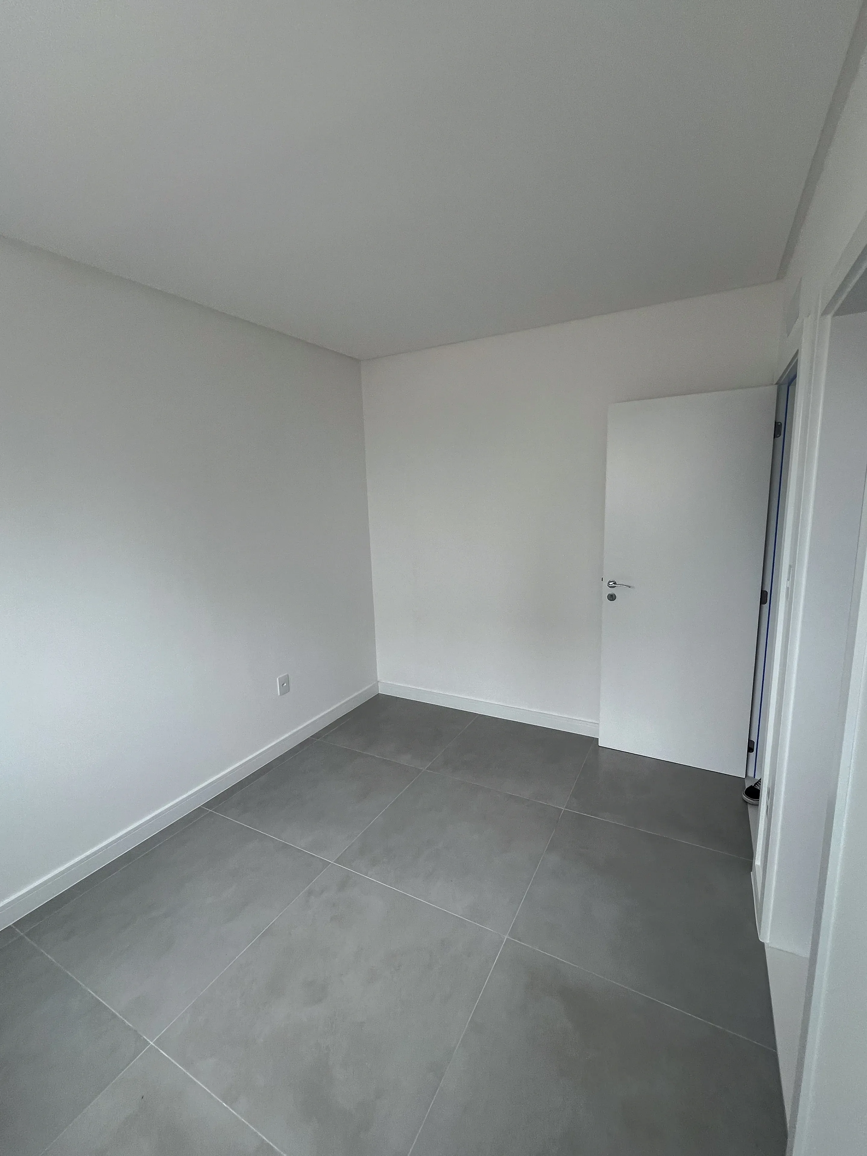 Apartamento com 2 suítes e 2 vagas de garagem na Meia Praia em Itapema