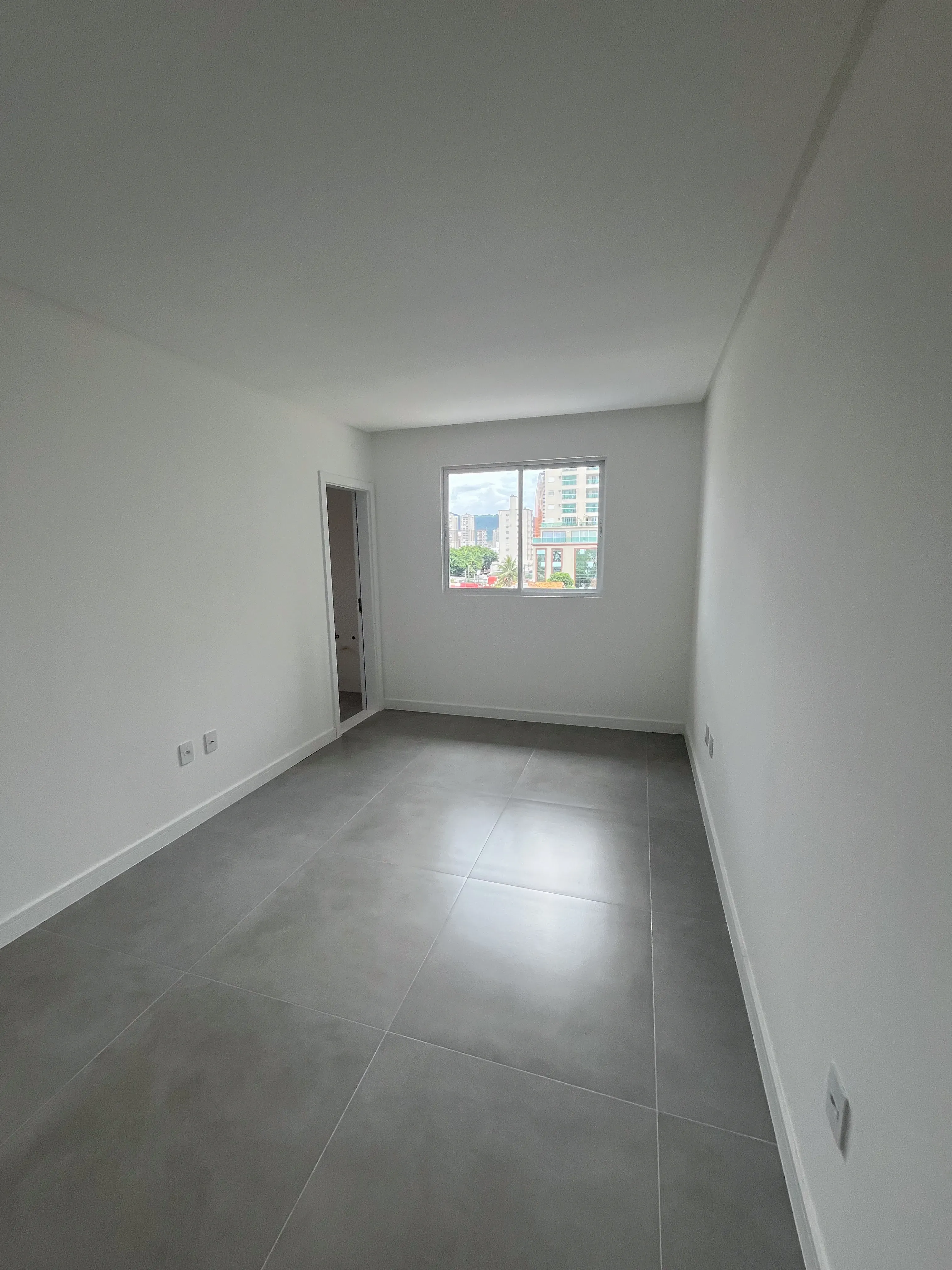 Apartamento com 2 suítes e 2 vagas de garagem na Meia Praia em Itapema