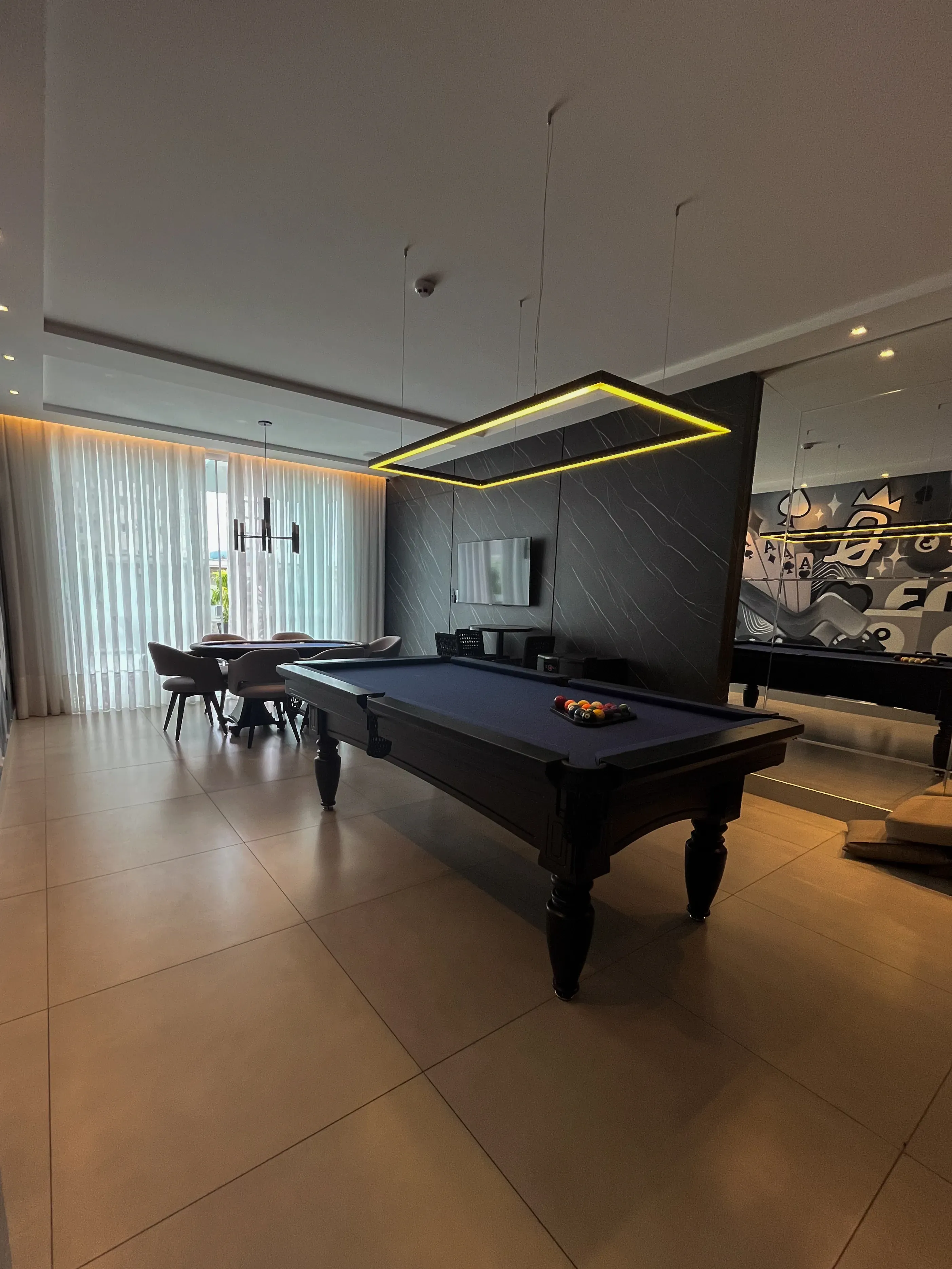 Apartamento com 2 suítes e 2 vagas de garagem na Meia Praia em Itapema