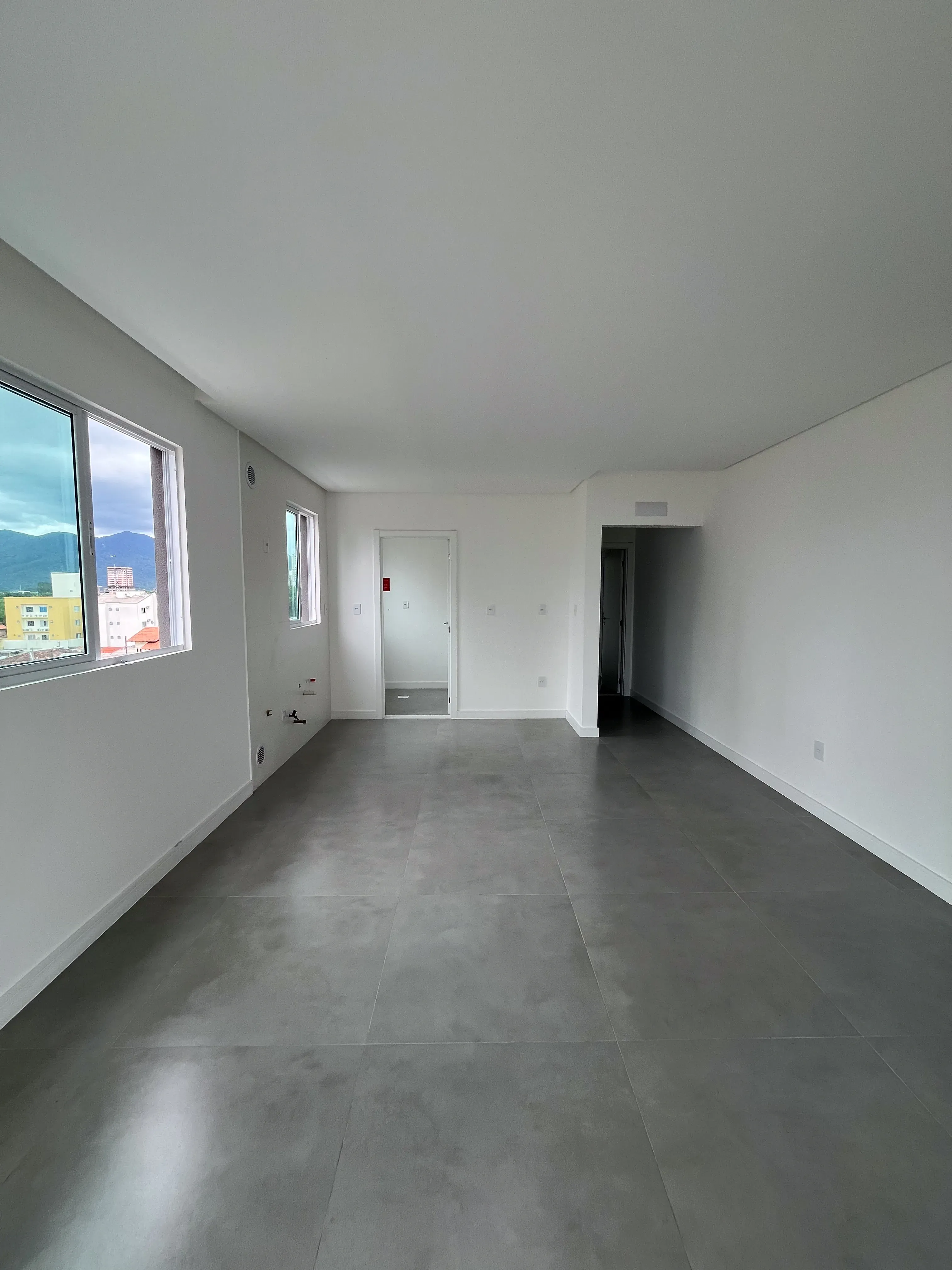 Apartamento com 2 suítes e 2 vagas de garagem na Meia Praia em Itapema