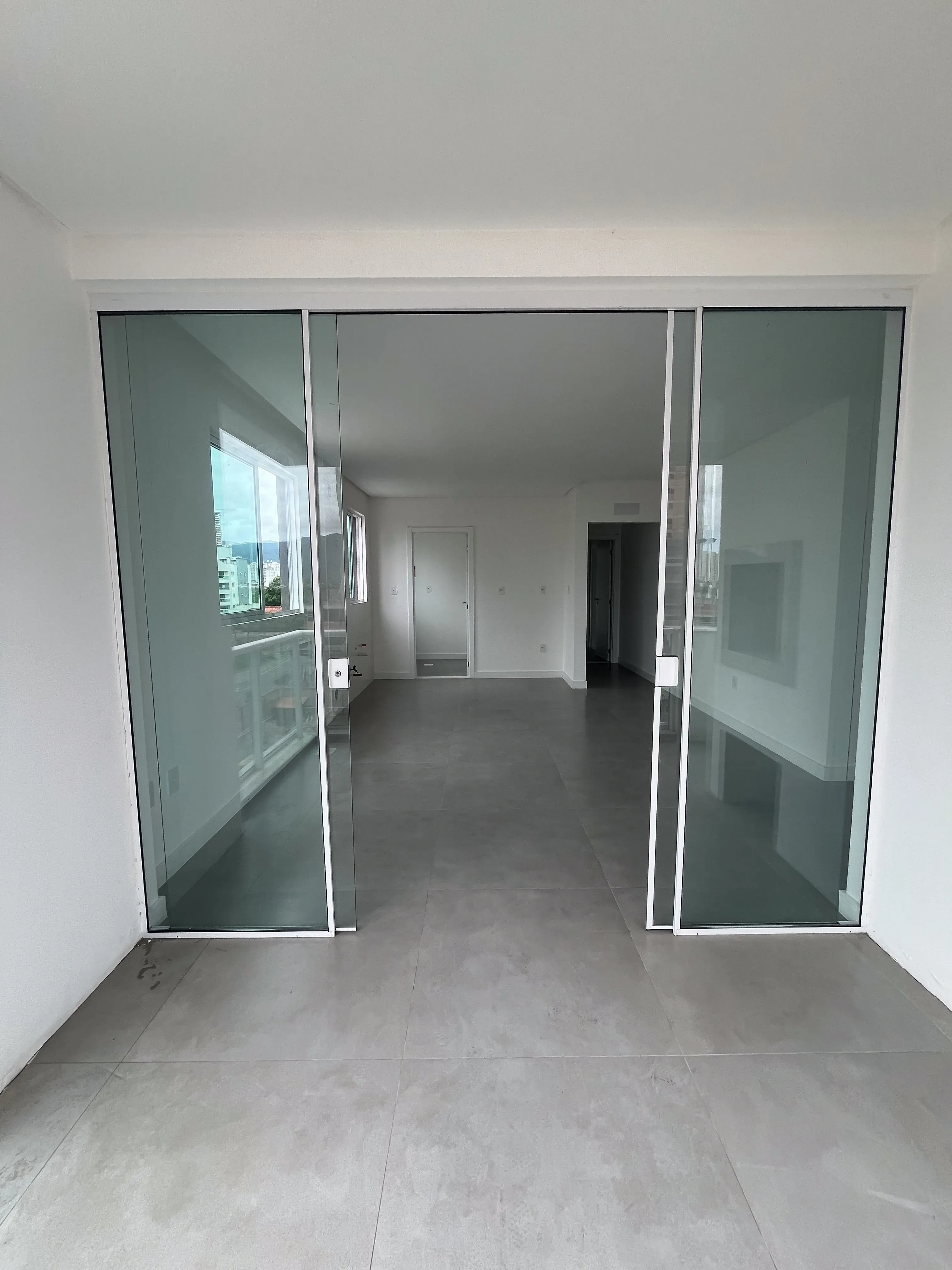 Apartamento com 2 suítes e 2 vagas de garagem na Meia Praia em Itapema