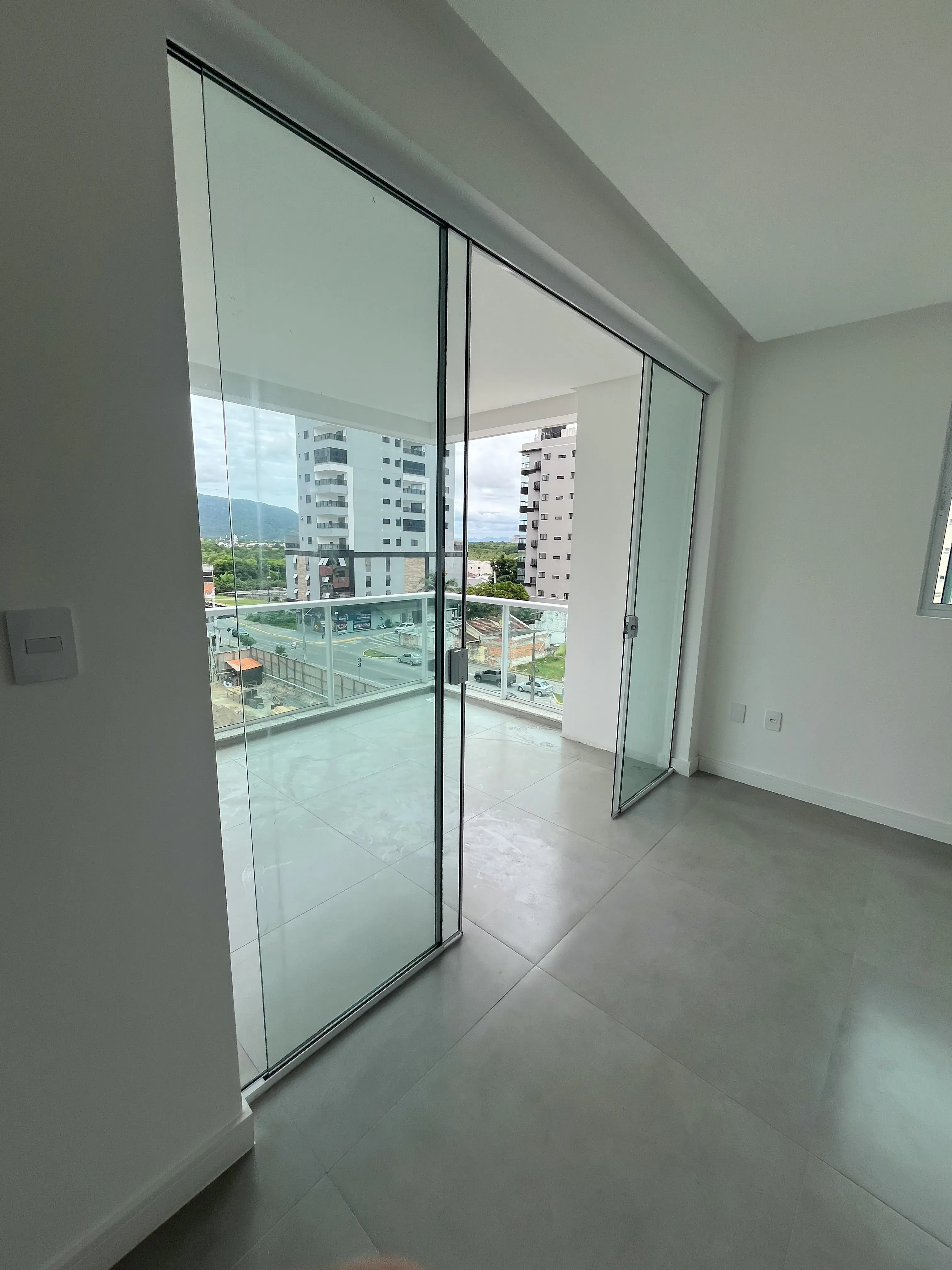 Apartamento com 2 suítes e 2 vagas de garagem na Meia Praia em Itapema