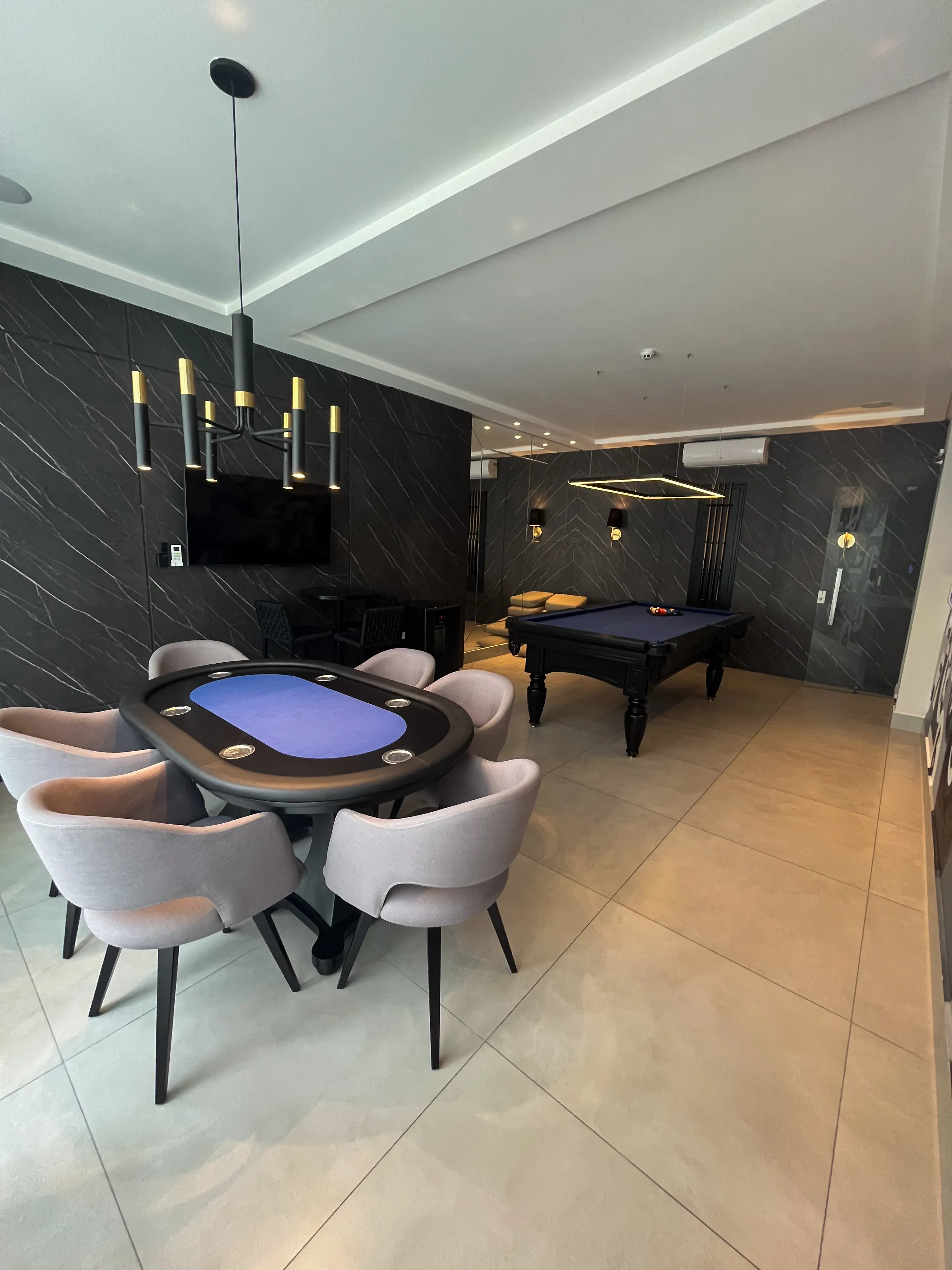 Apartamento com 2 suítes e 2 vagas de garagem na Meia Praia em Itapema