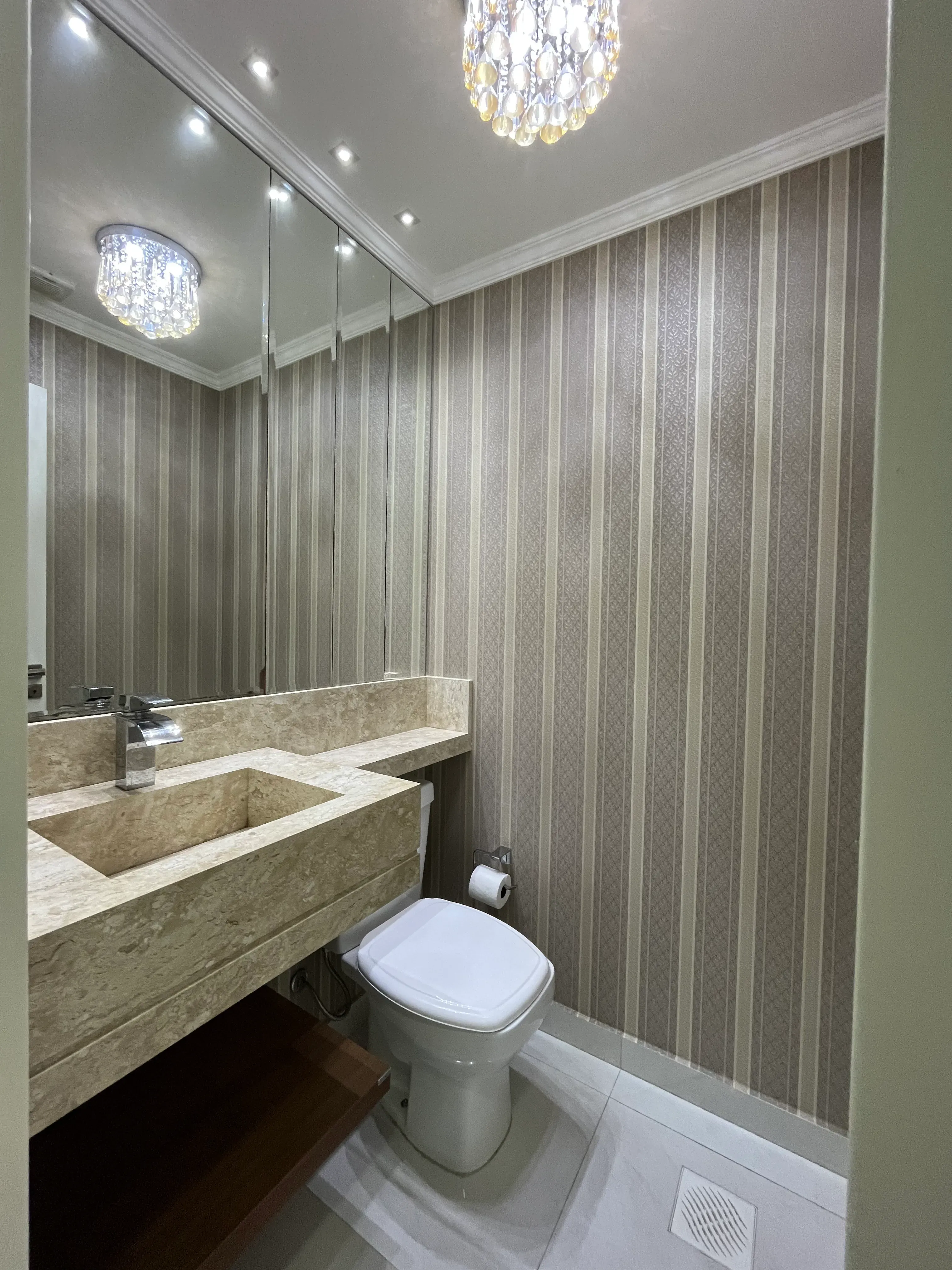 Apartamento com  3 Suítes e 2 vagas na garagem em Itapema