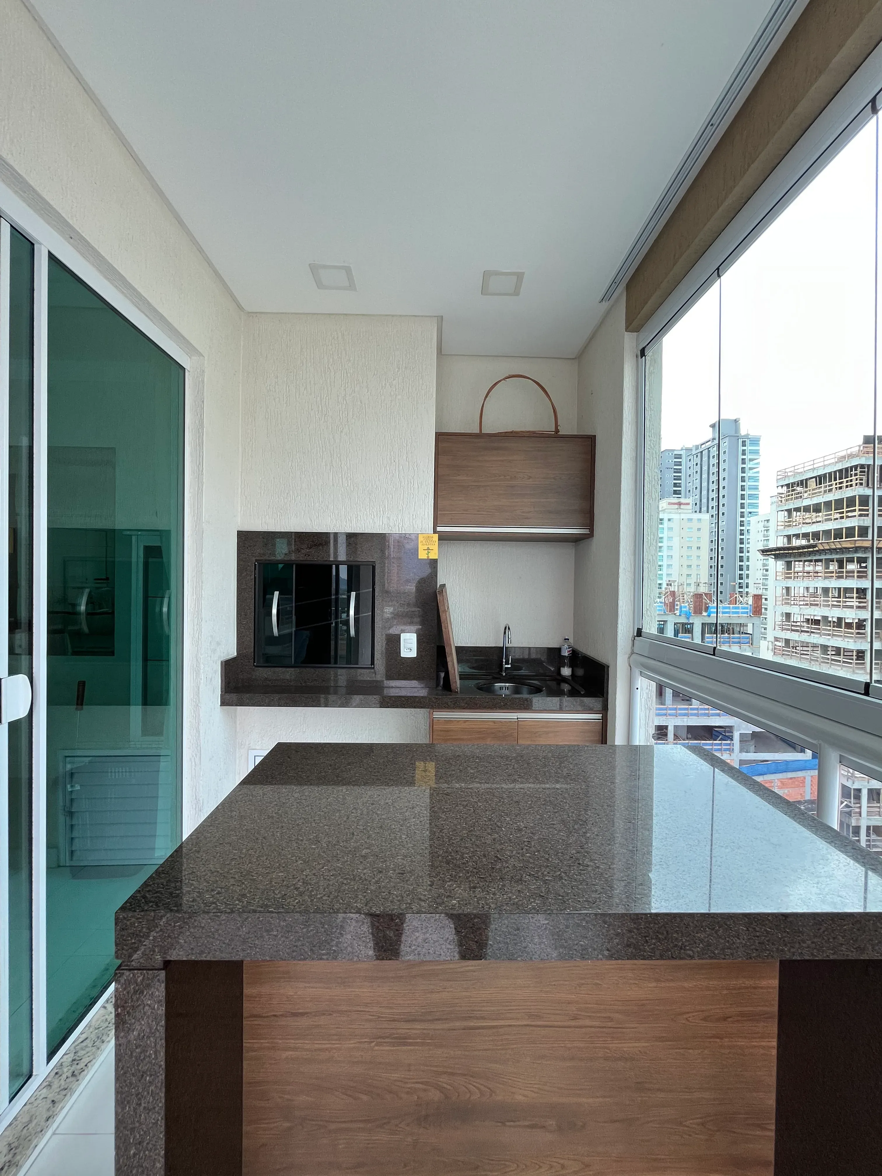 Apartamento com  3 Suítes e 2 vagas na garagem em Itapema