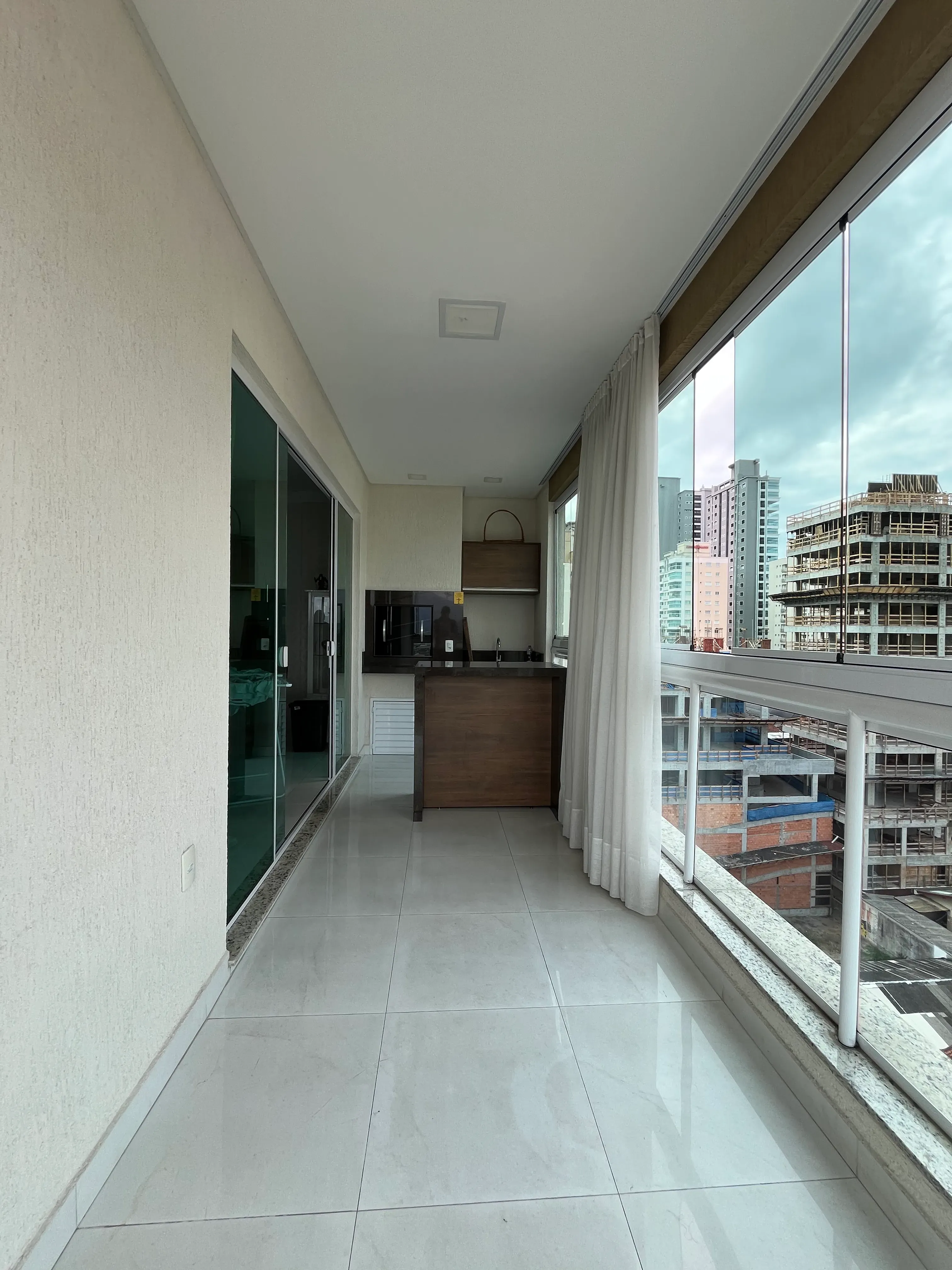 Apartamento com  3 Suítes e 2 vagas na garagem em Itapema