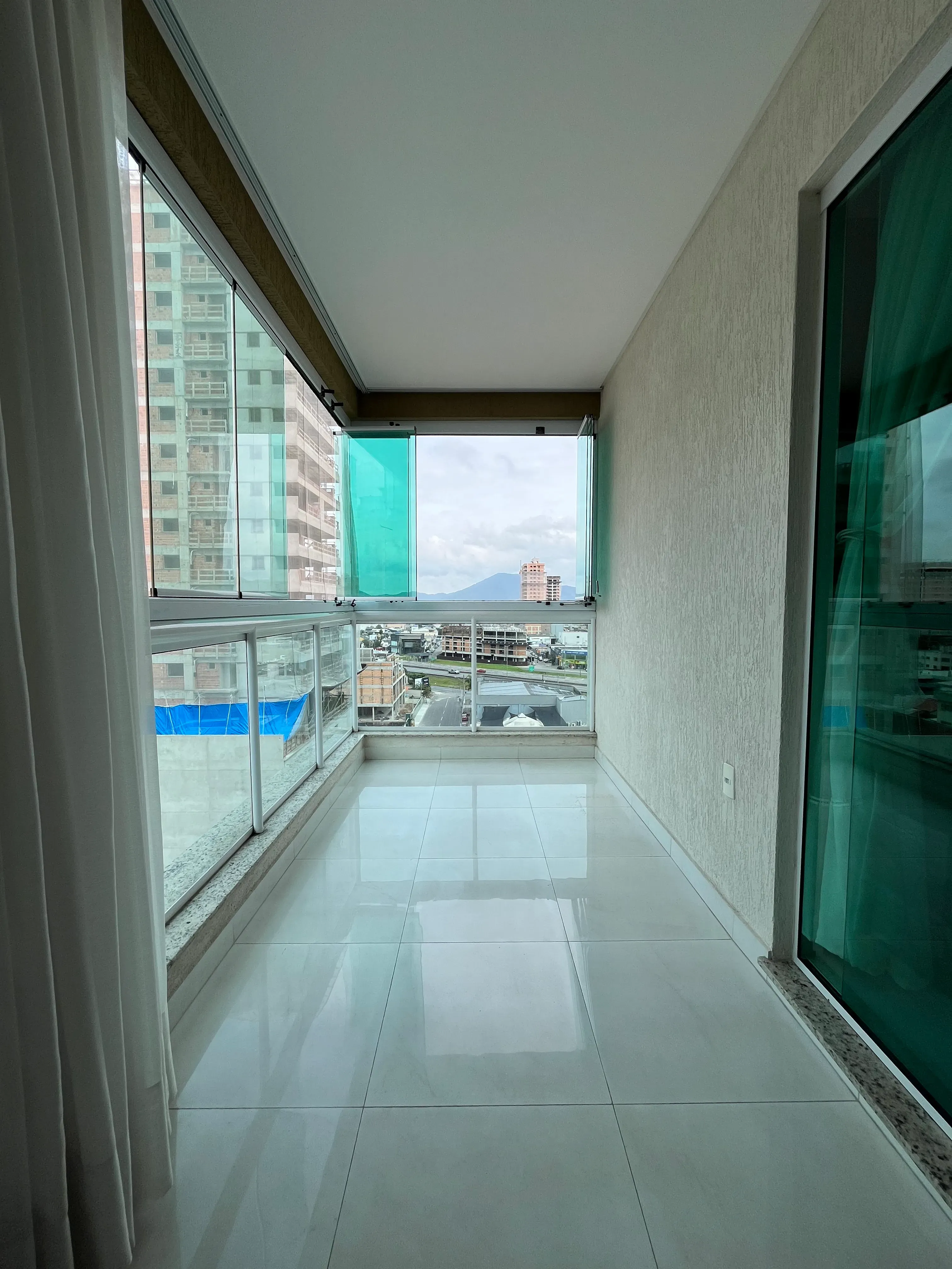 Apartamento com  3 Suítes e 2 vagas na garagem em Itapema