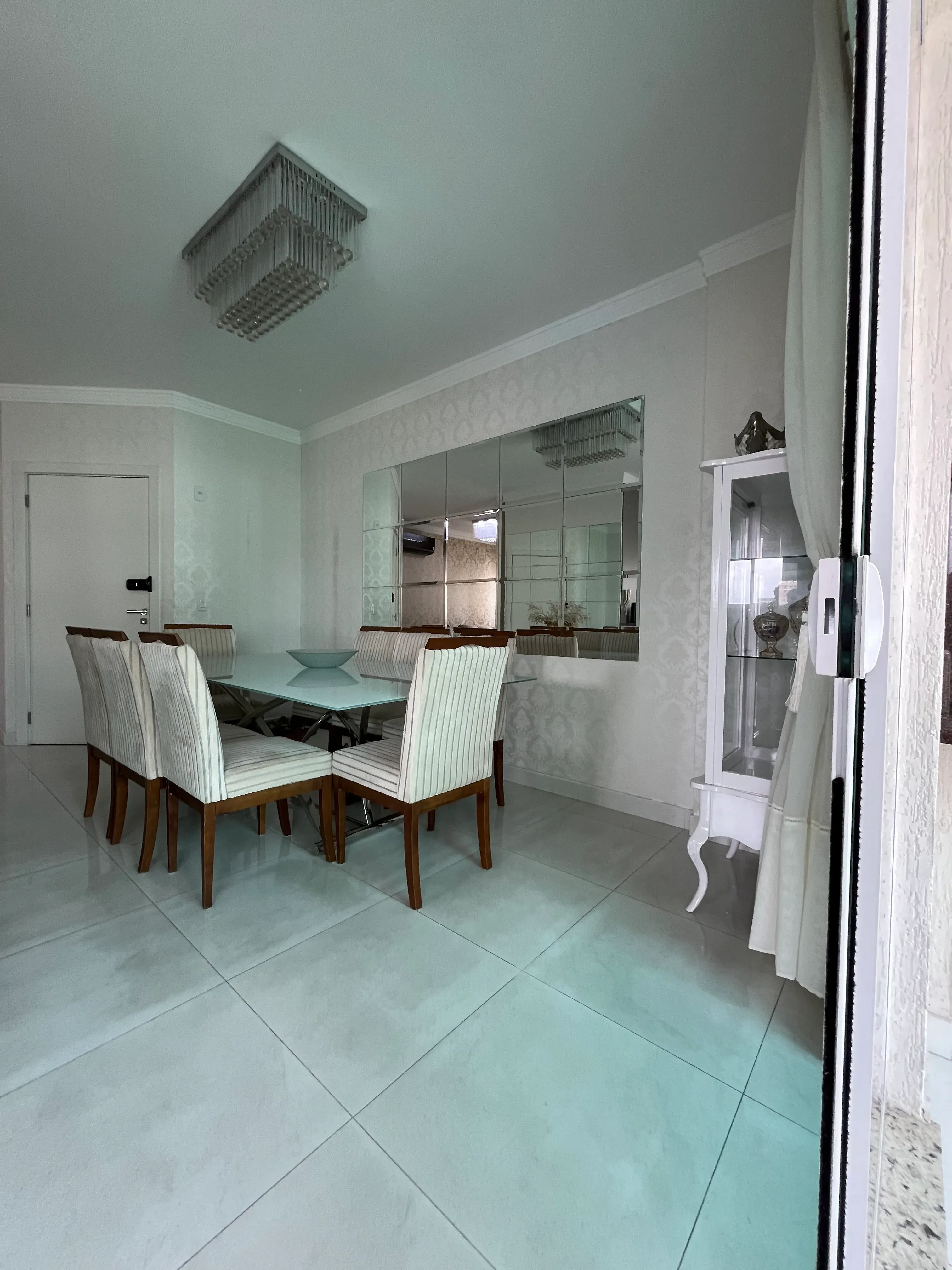 Apartamento com  3 Suítes e 2 vagas na garagem em Itapema