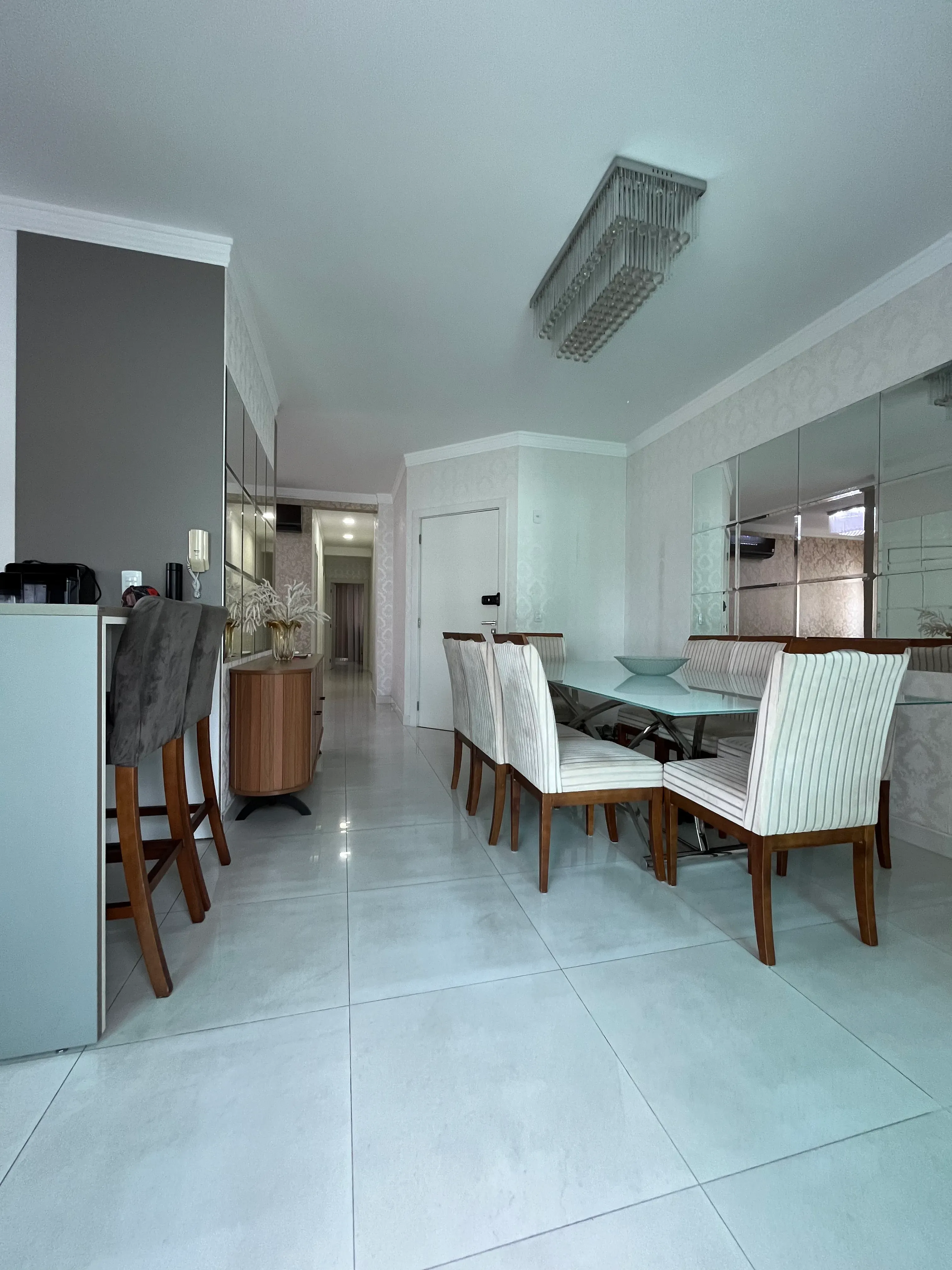 Apartamento com  3 Suítes e 2 vagas na garagem em Itapema