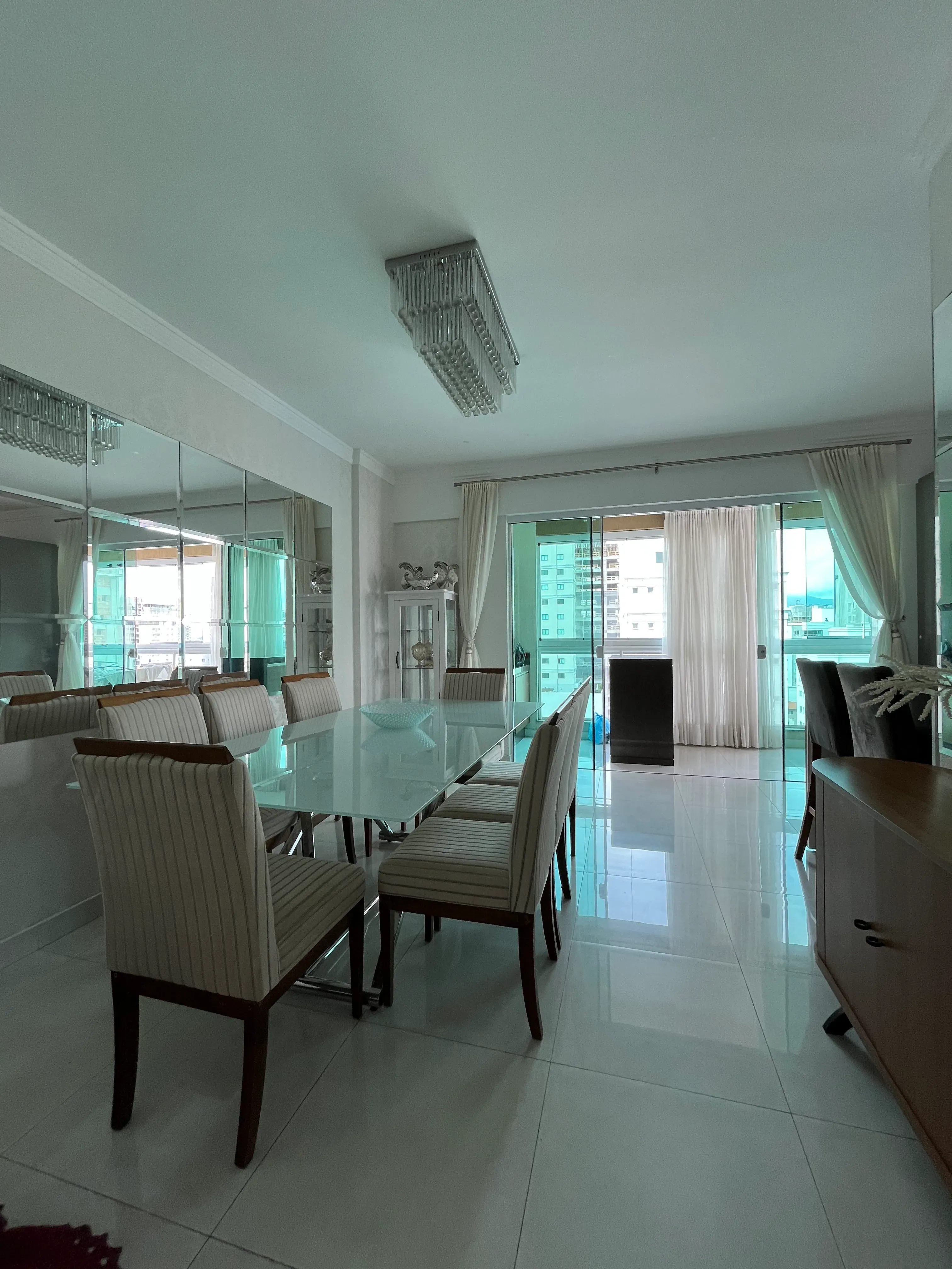 Apartamento com  3 Suítes e 2 vagas na garagem em Itapema