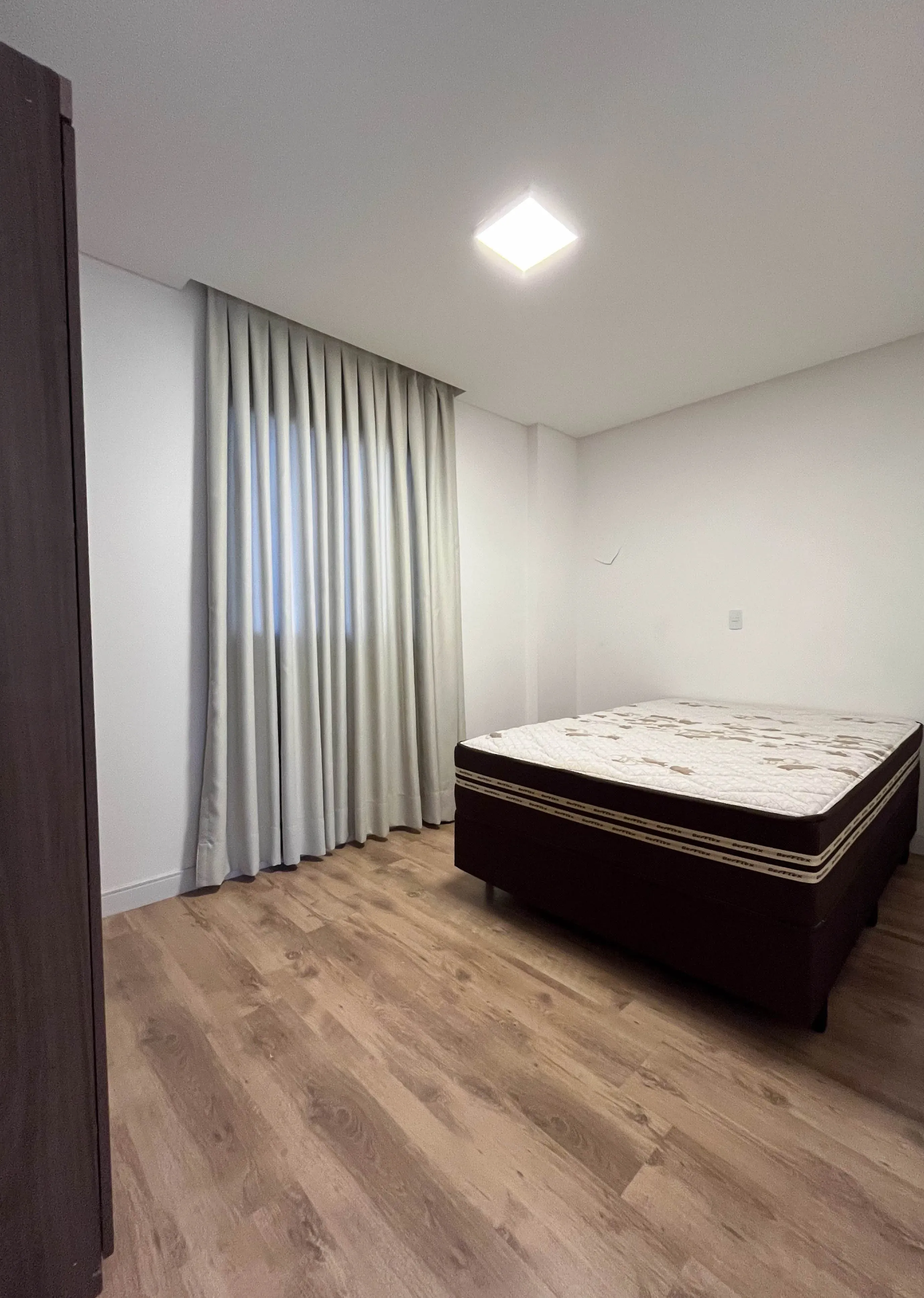 Apartamento mobiliado com 3 suítes e 2 vagas de garagem no bairro Perequê em Porto Belo