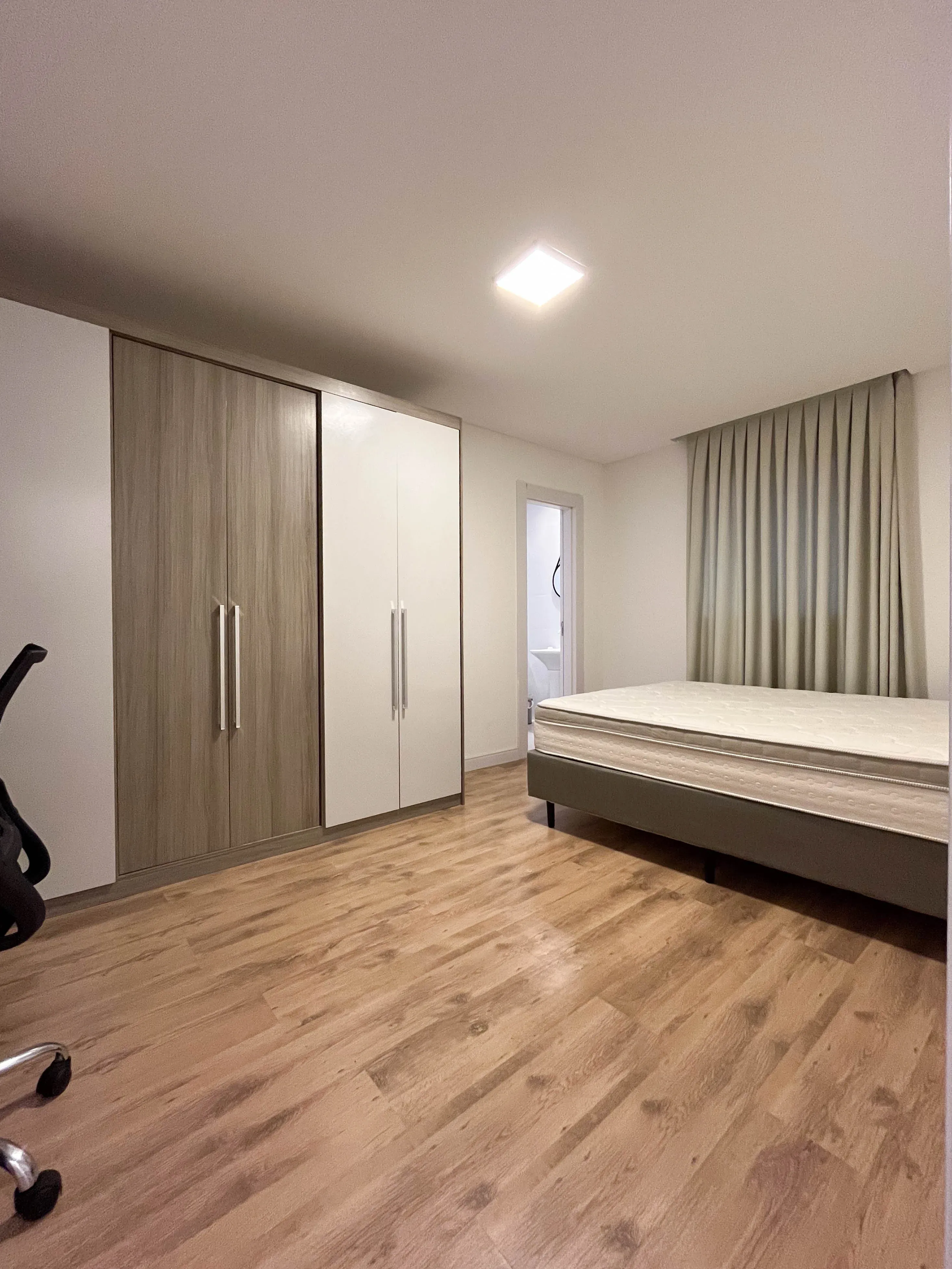 Apartamento mobiliado com 3 suítes e 2 vagas de garagem no bairro Perequê em Porto Belo