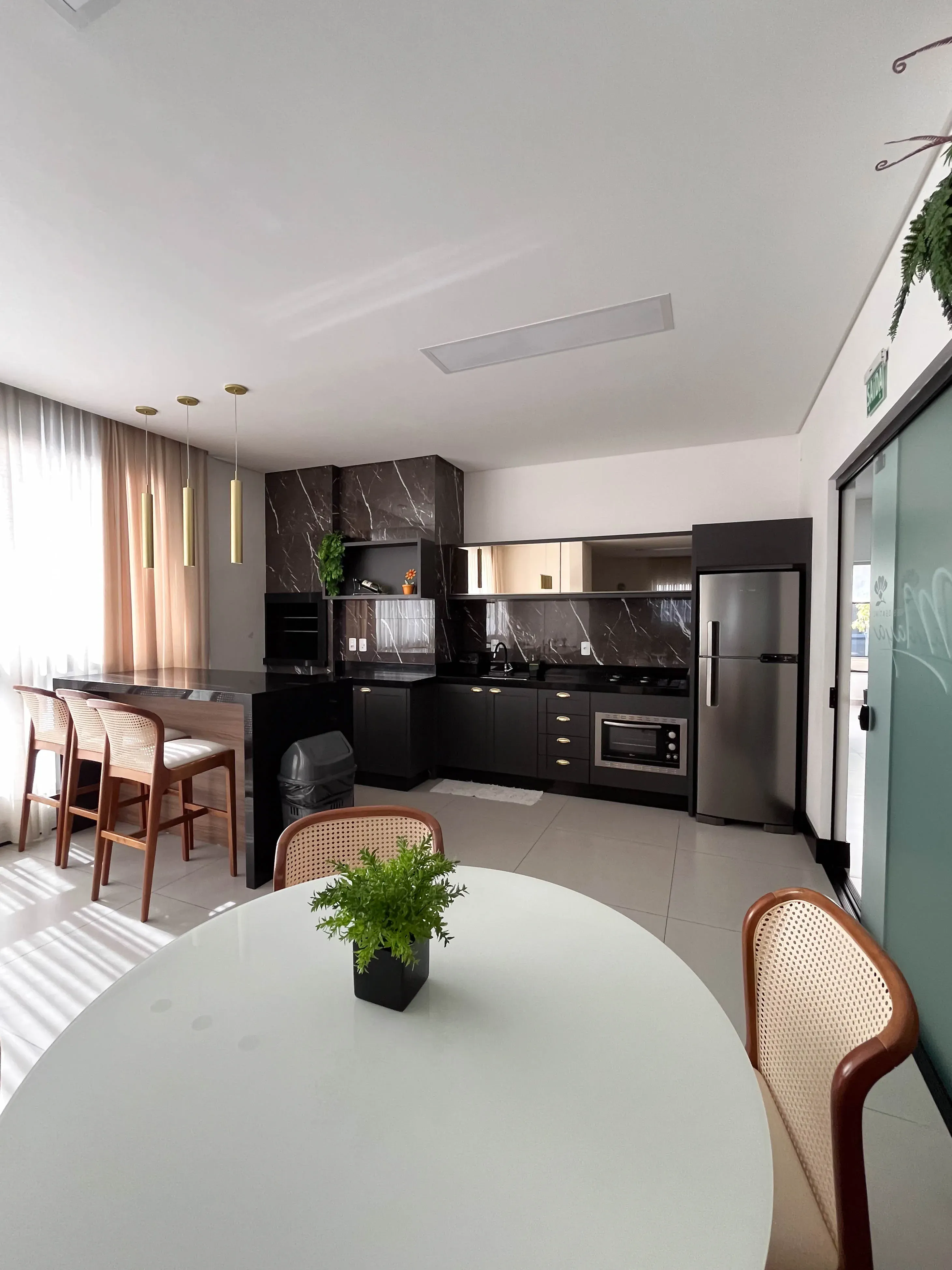 Apartamento mobiliado com 3 suítes e 2 vagas de garagem no bairro Perequê em Porto Belo