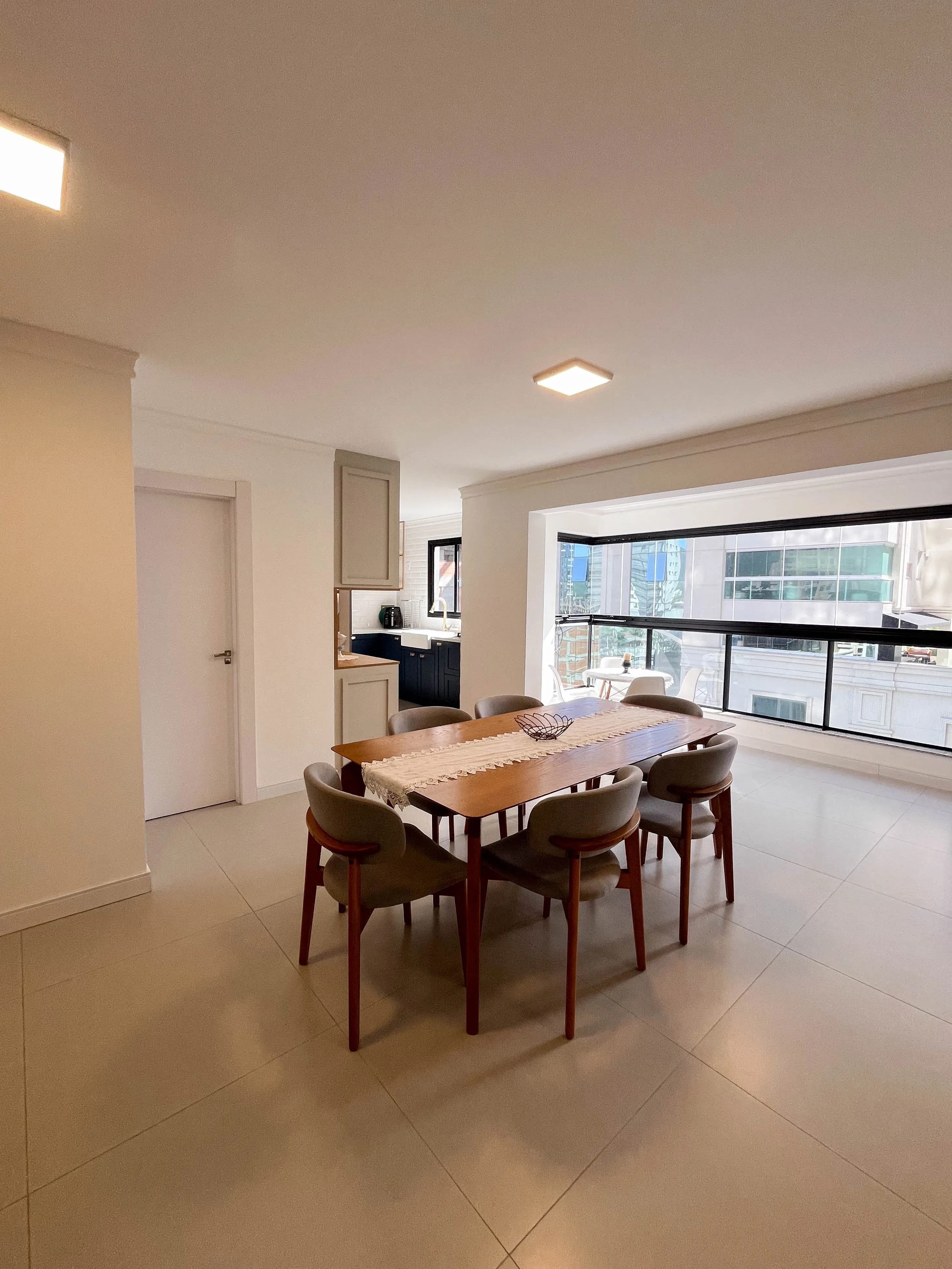 Apartamento mobiliado com 3 suítes e 2 vagas de garagem no bairro Perequê em Porto Belo