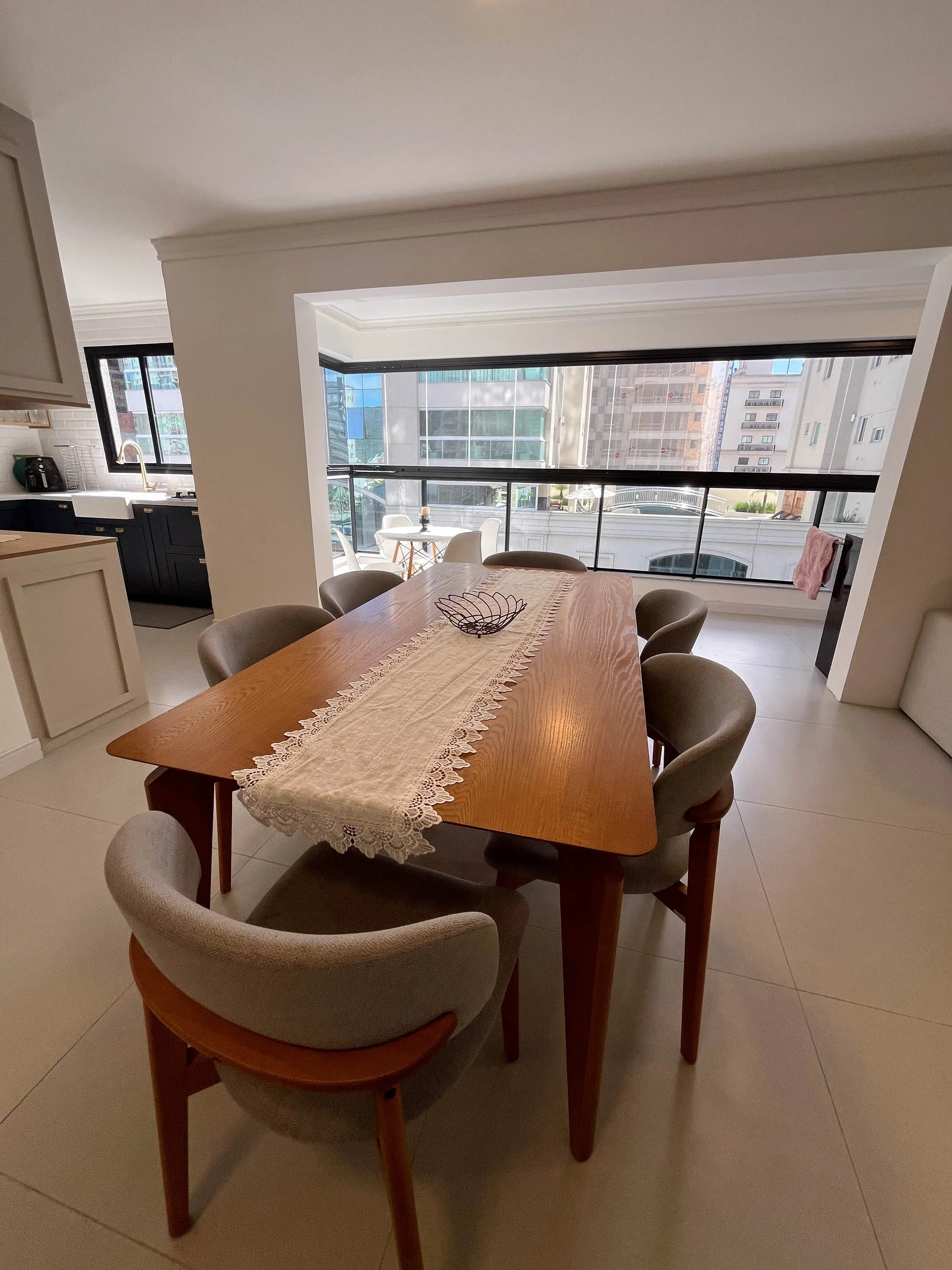 Apartamento mobiliado com 3 suítes e 2 vagas de garagem no bairro Perequê em Porto Belo