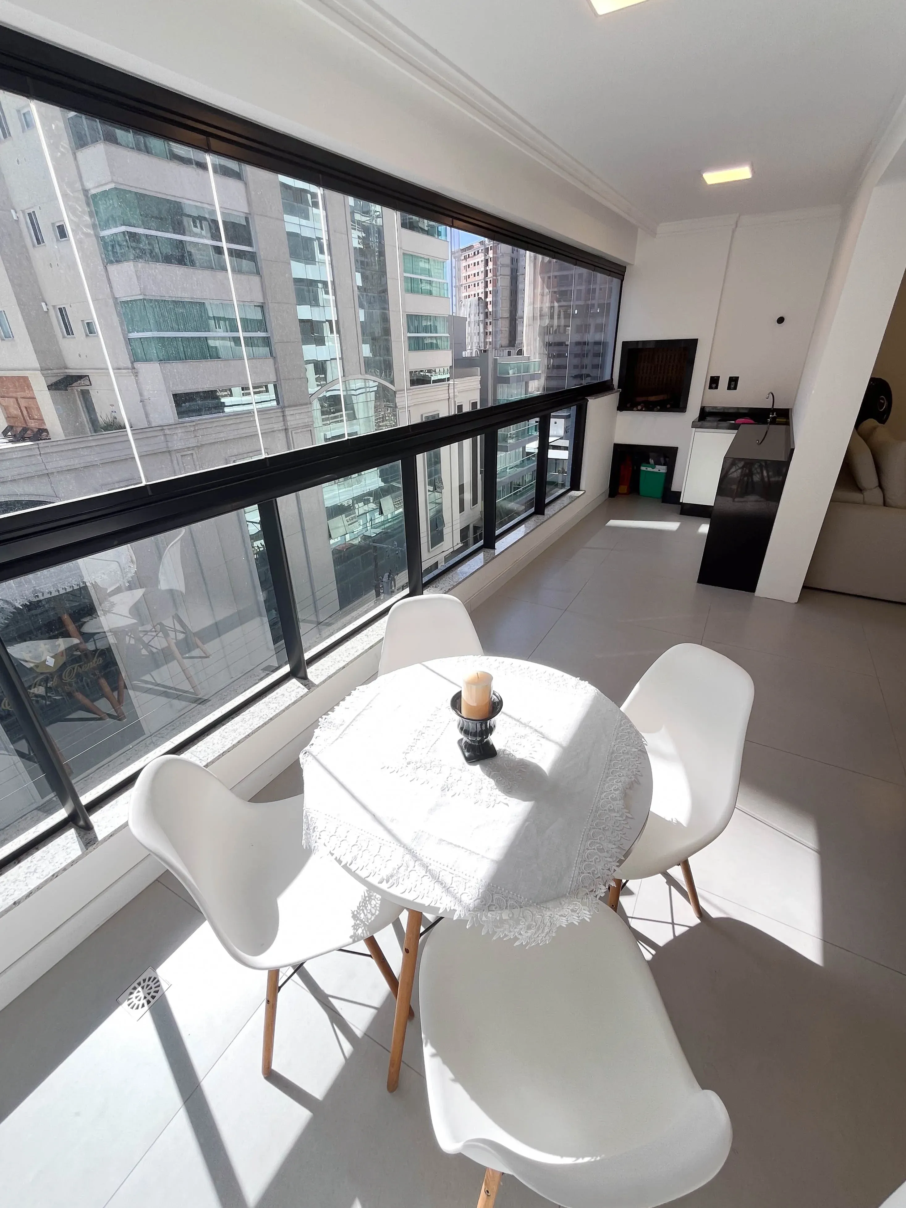 Apartamento mobiliado com 3 suítes e 2 vagas de garagem no bairro Perequê em Porto Belo