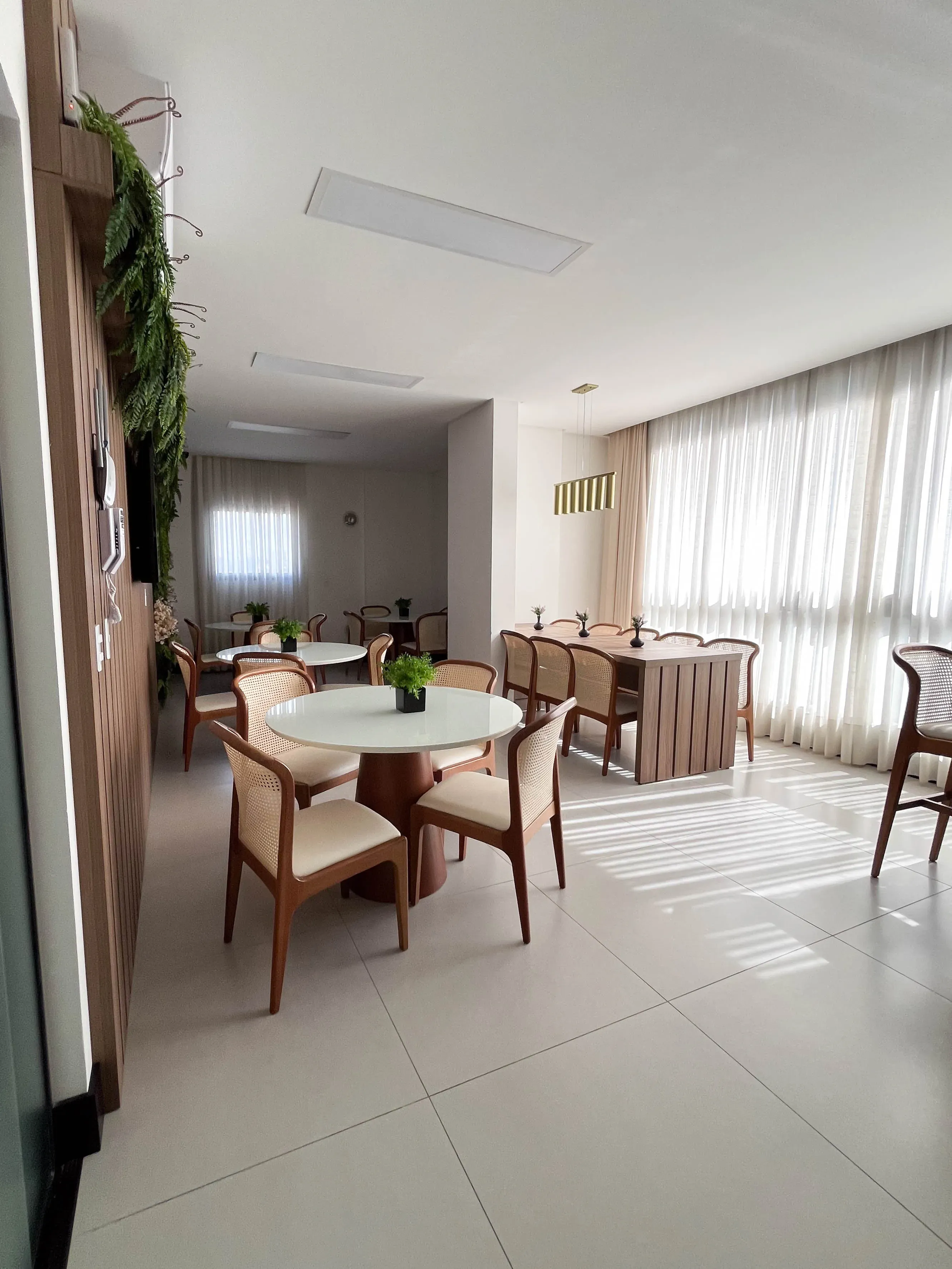 Apartamento mobiliado com 3 suítes e 2 vagas de garagem no bairro Perequê em Porto Belo