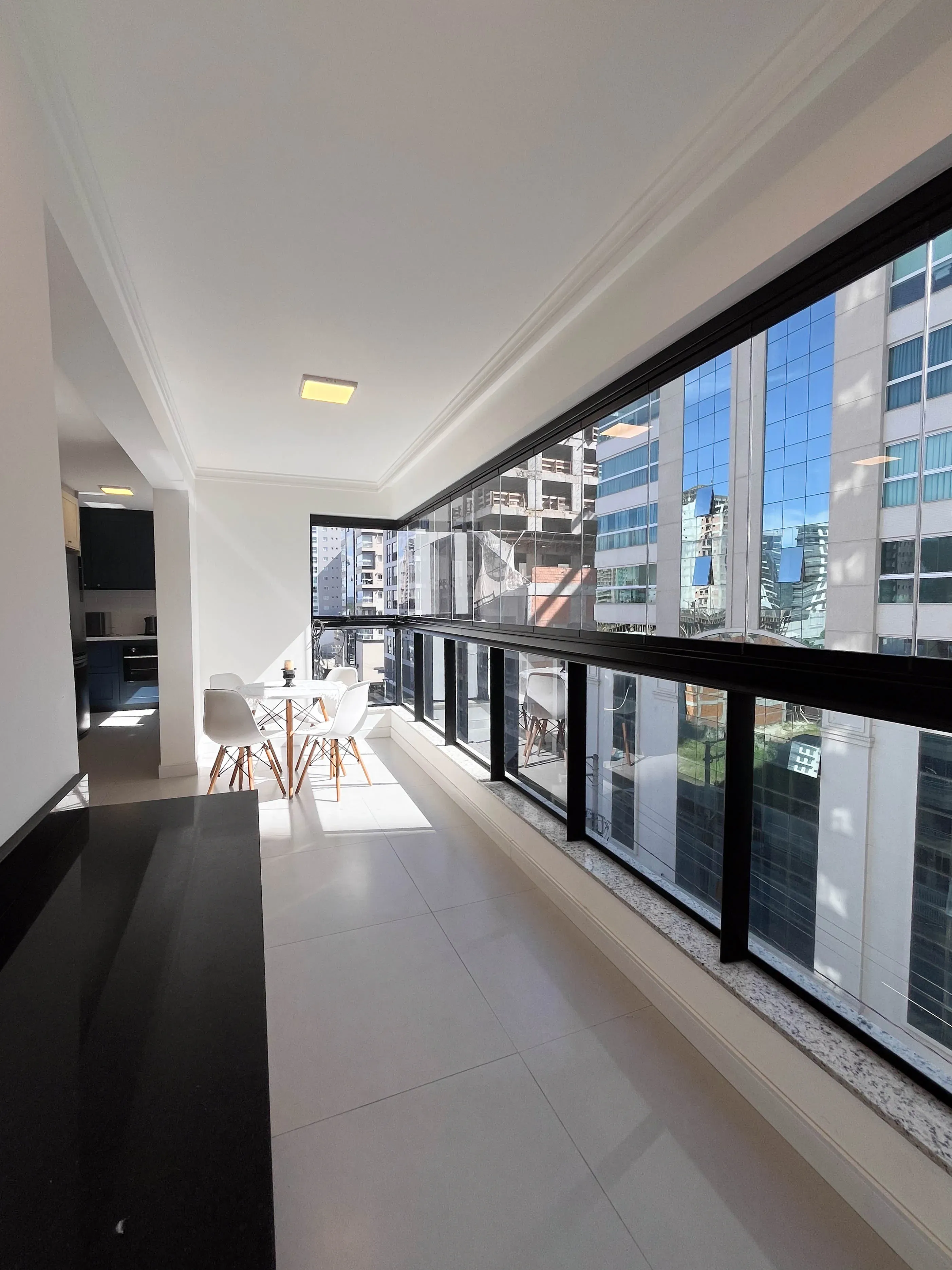 Apartamento mobiliado com 3 suítes e 2 vagas de garagem no bairro Perequê em Porto Belo