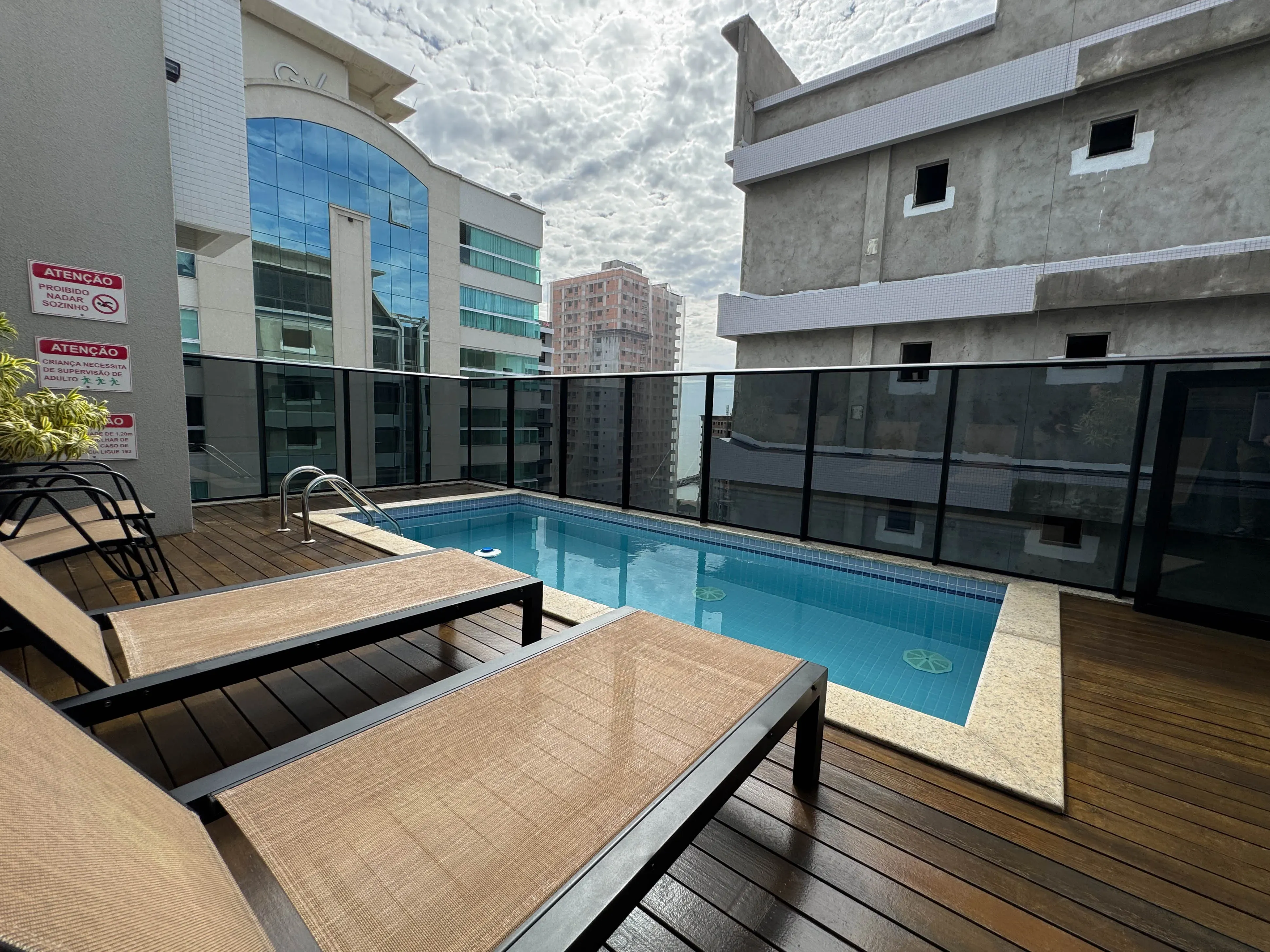 Apartamento mobiliado com 3 suítes e 2 vagas de garagem no bairro Perequê em Porto Belo