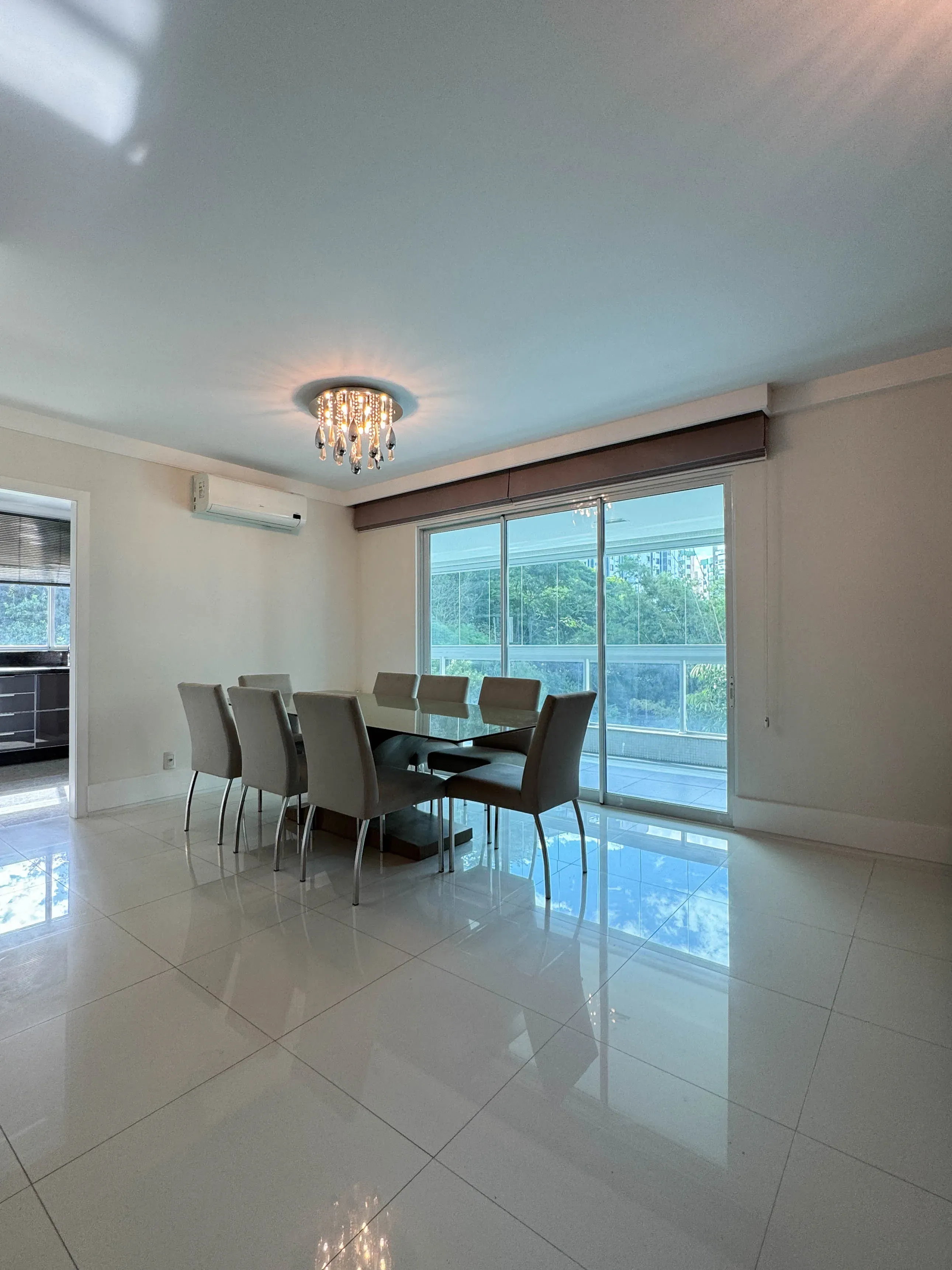 Apartamento com 3 Suítes e 2 Vagas de garagem em Florianópolis