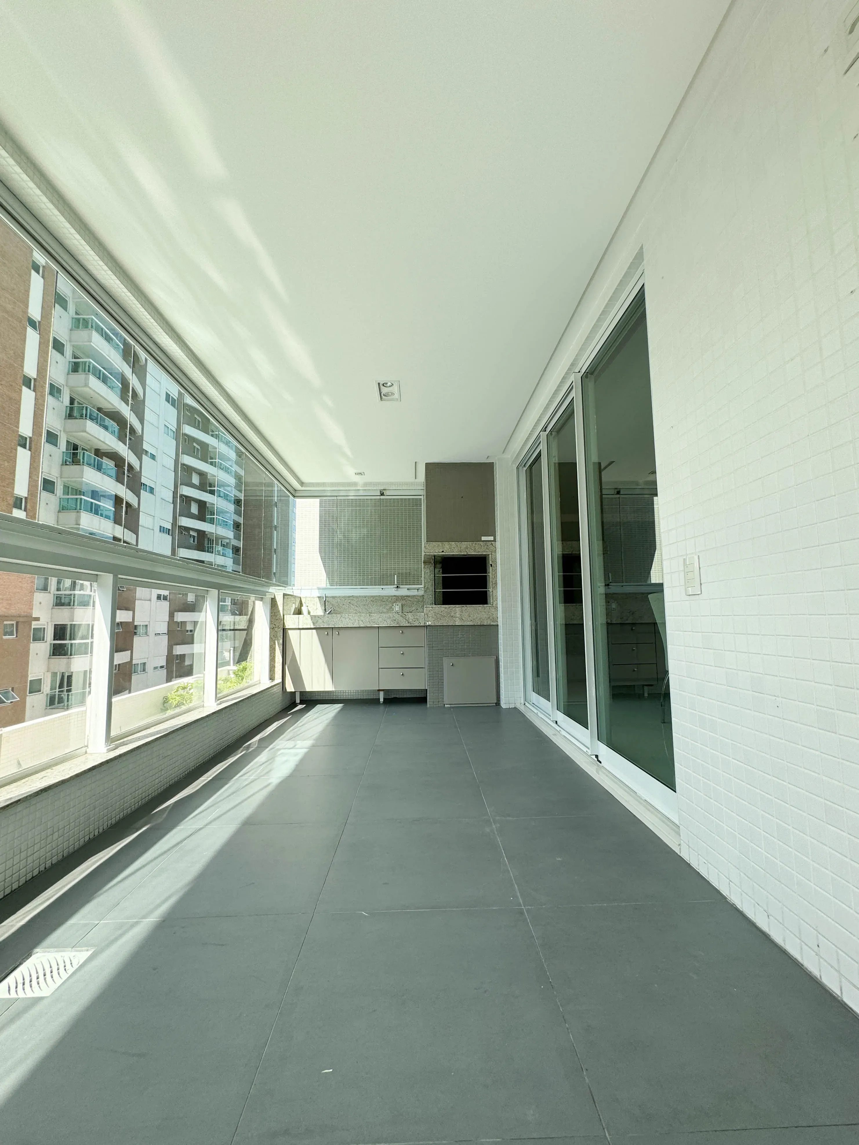 Apartamento com 3 Suítes e 2 Vagas de garagem em Florianópolis