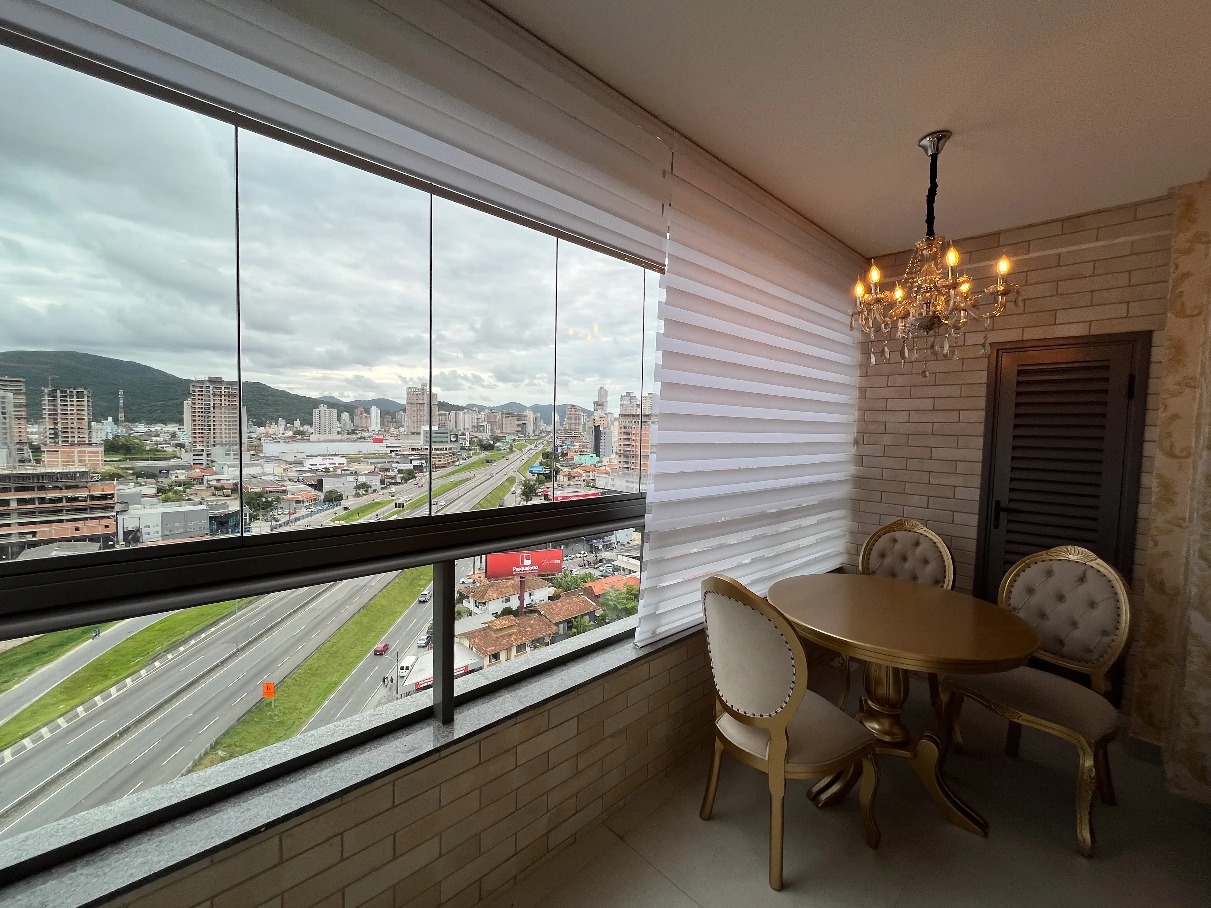 Cobertura com 1 Suíte + 2 Demi e 2 vagas na garagem em Itapema.