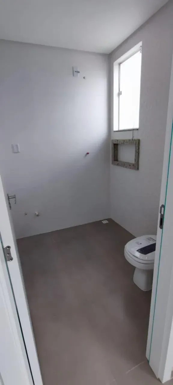 Casa com 2 Dormitórios sendo 1 suíte e 1 vaga na Garagem em Navegantes.